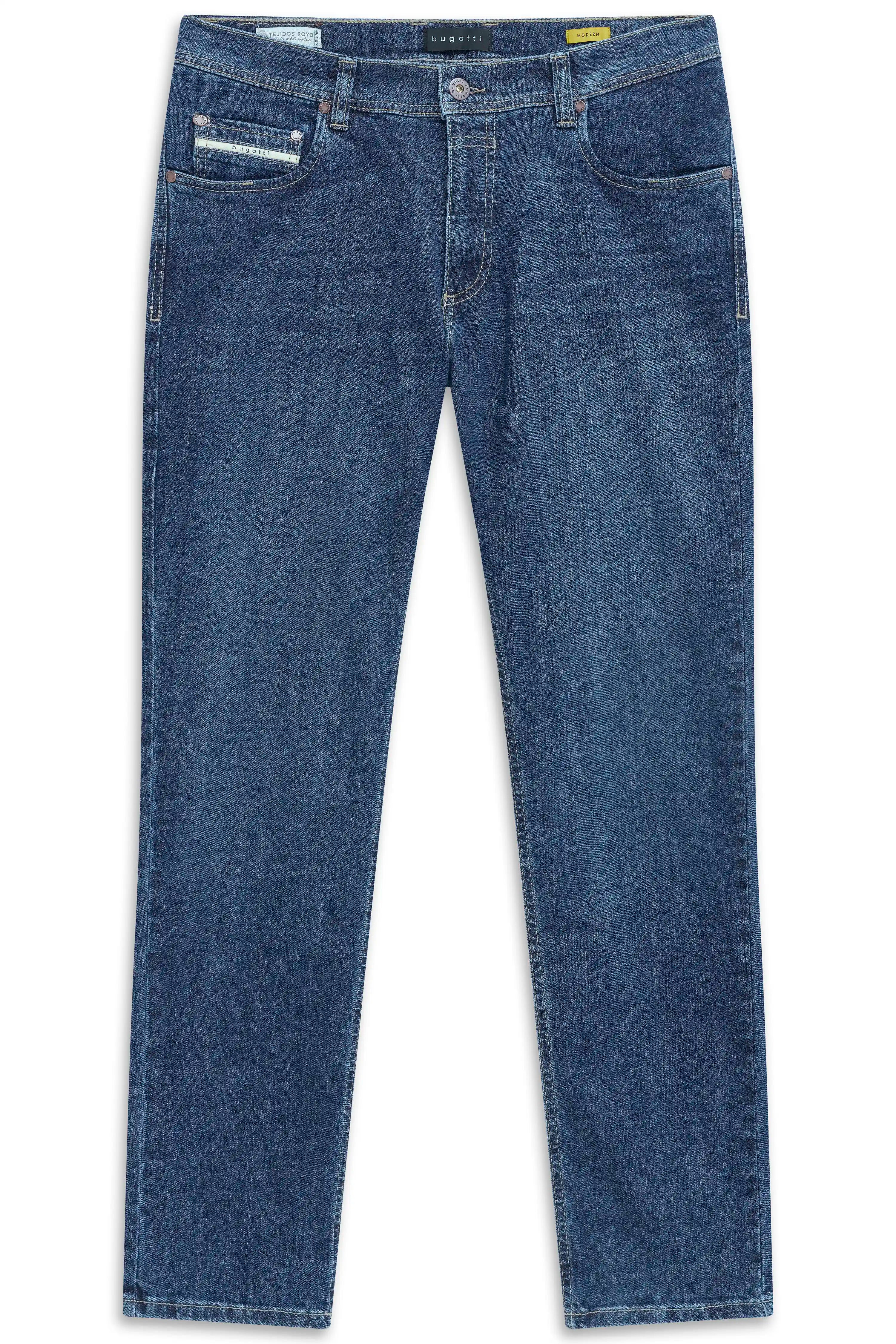 bugatti Jeans in Blau, Büstenbild, klassischer Schnitt, hochwertige Verarbeitung.
