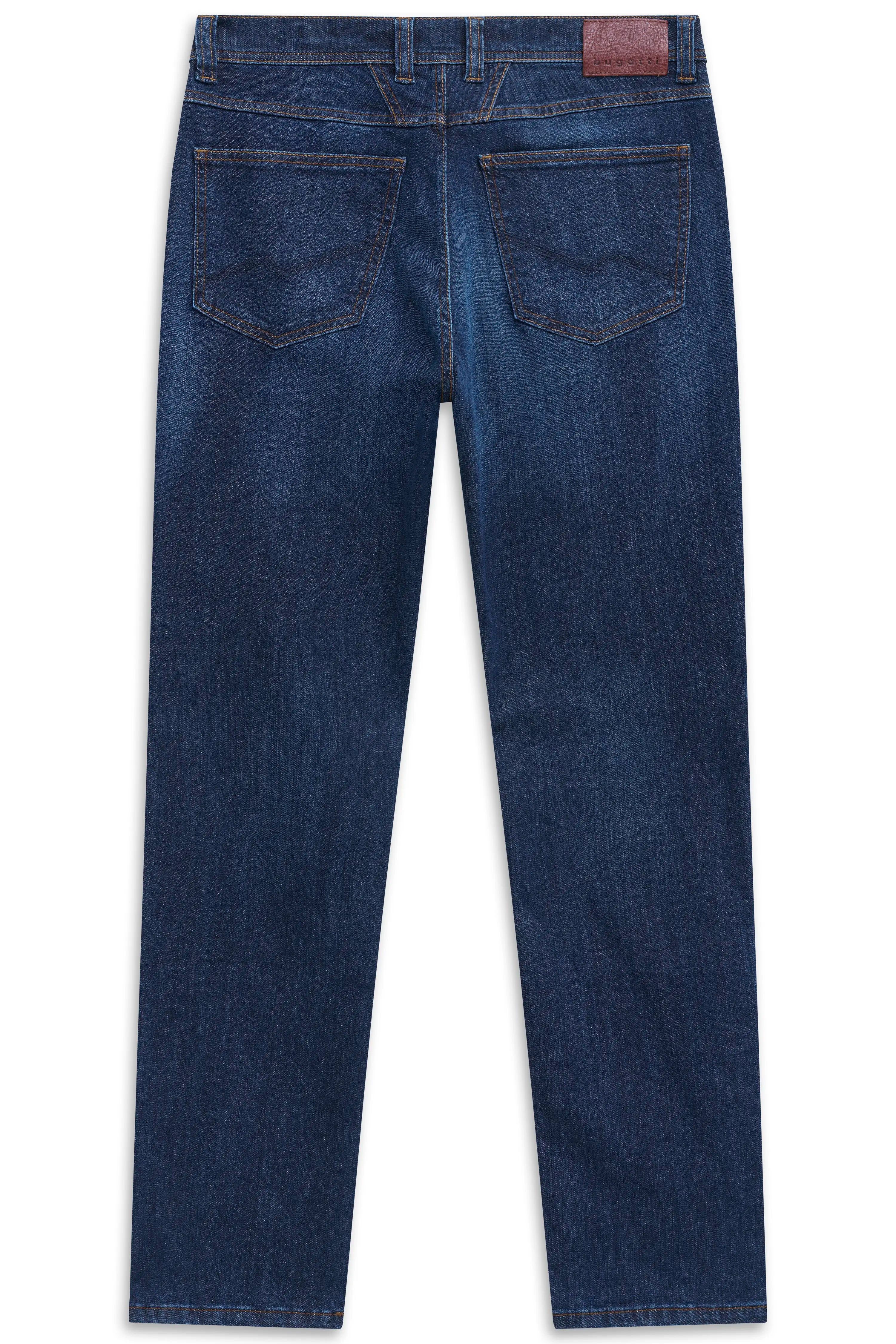bugatti Jeans in dunklem Denim, Rückansicht, klassische Passform, legeres Büstenbild.