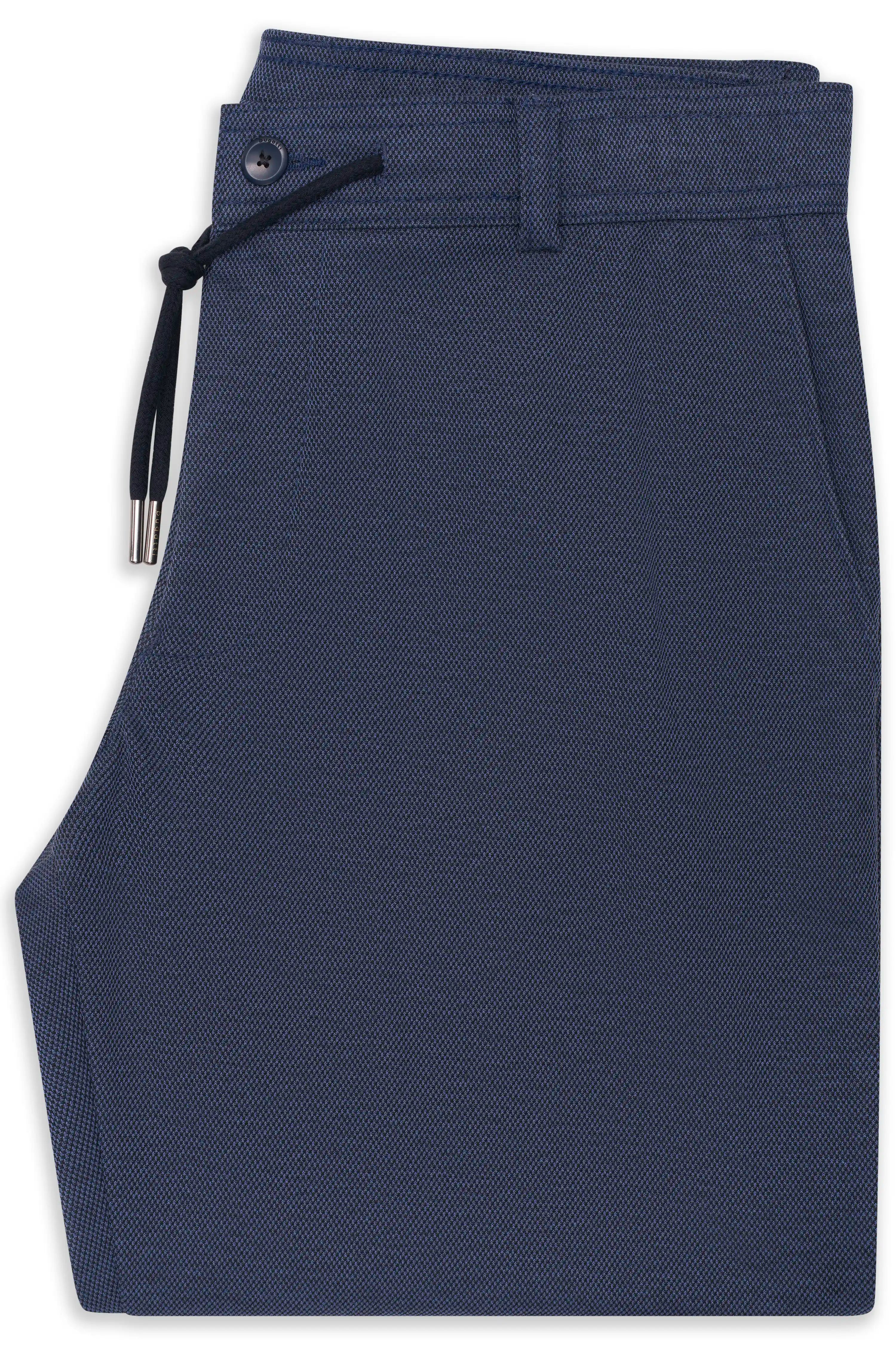 bugatti dunkelblaue Hose mit feinem Muster, Detailaufnahme, elegante Qualität und Stil.