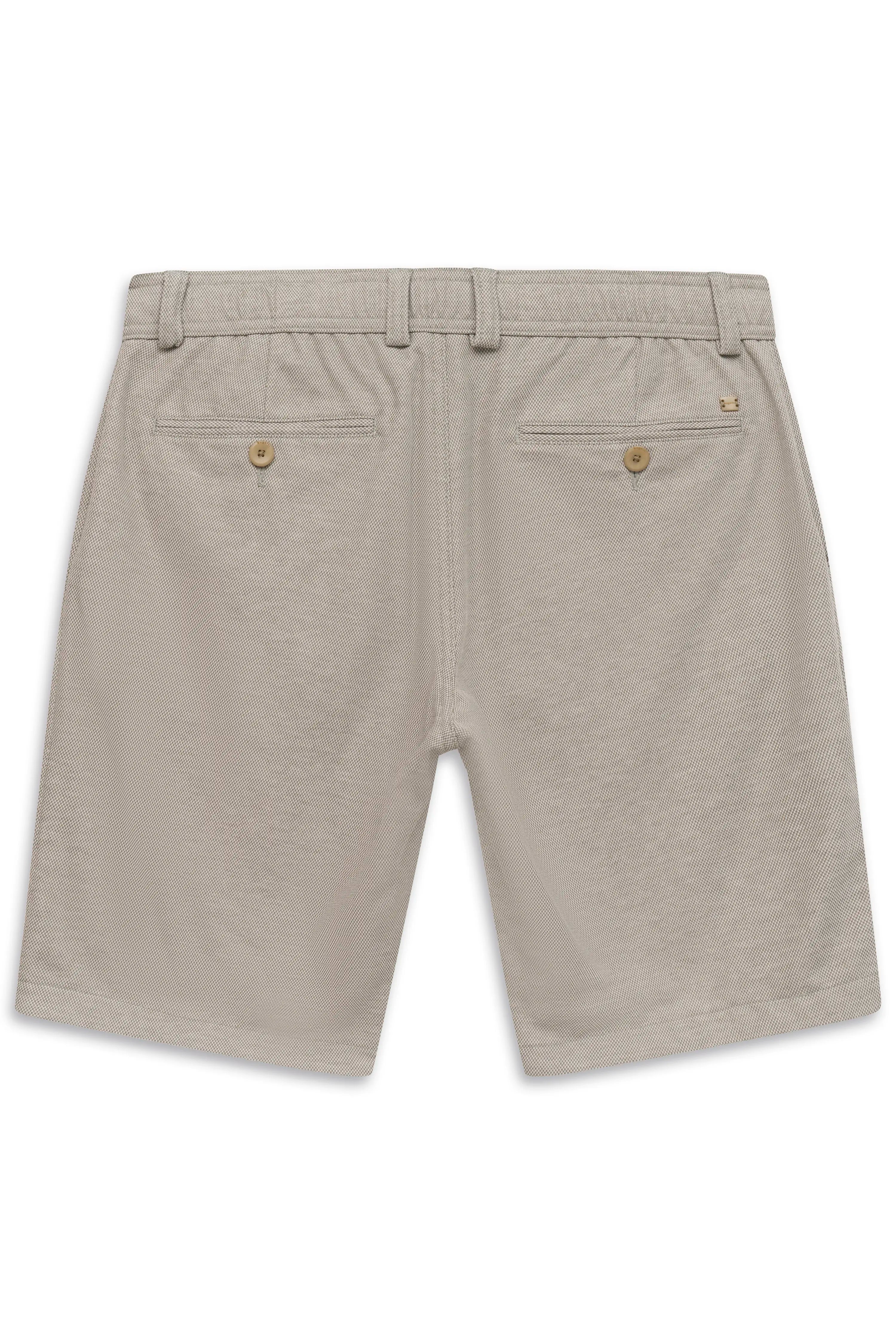 Beige bugatti Shorts, Rückansicht, legeres Design, Bügelbild mit Knöpfen und Taschen.