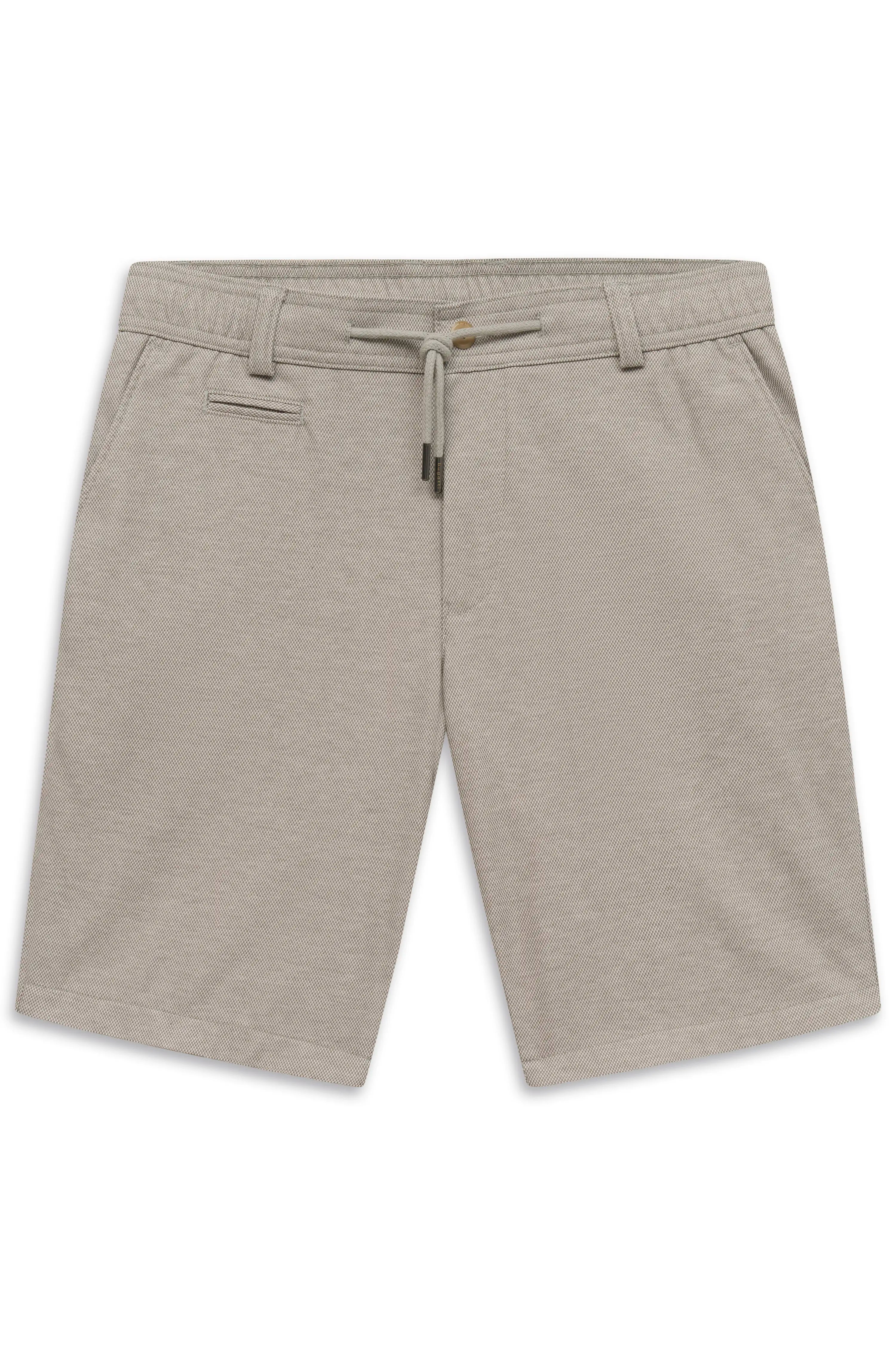 Weißes Hemd, graue Shorts, schwarze Sandalen