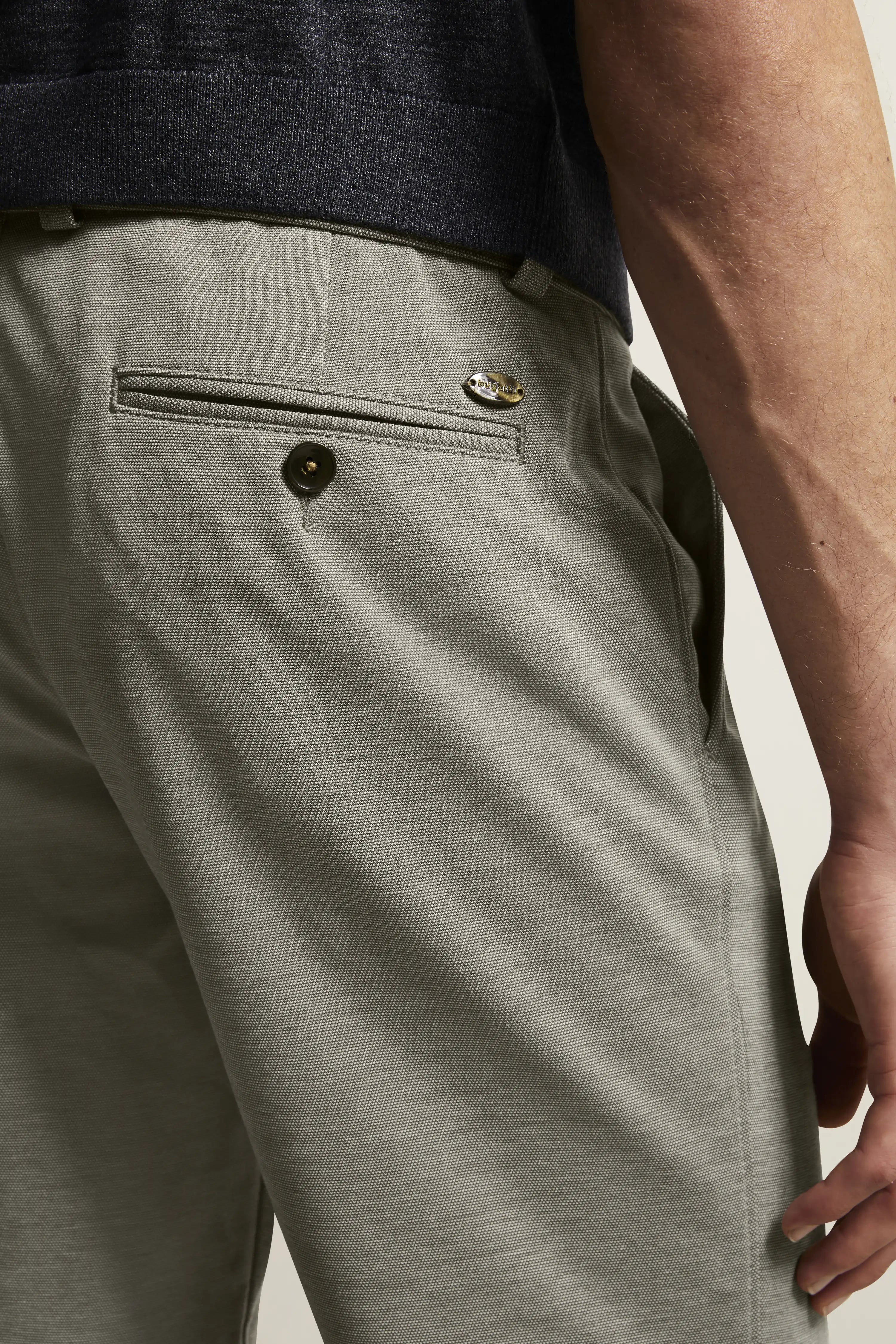 Graue bugatti Hose, Detailansicht, legeres Design, hochwertige Verarbeitung.