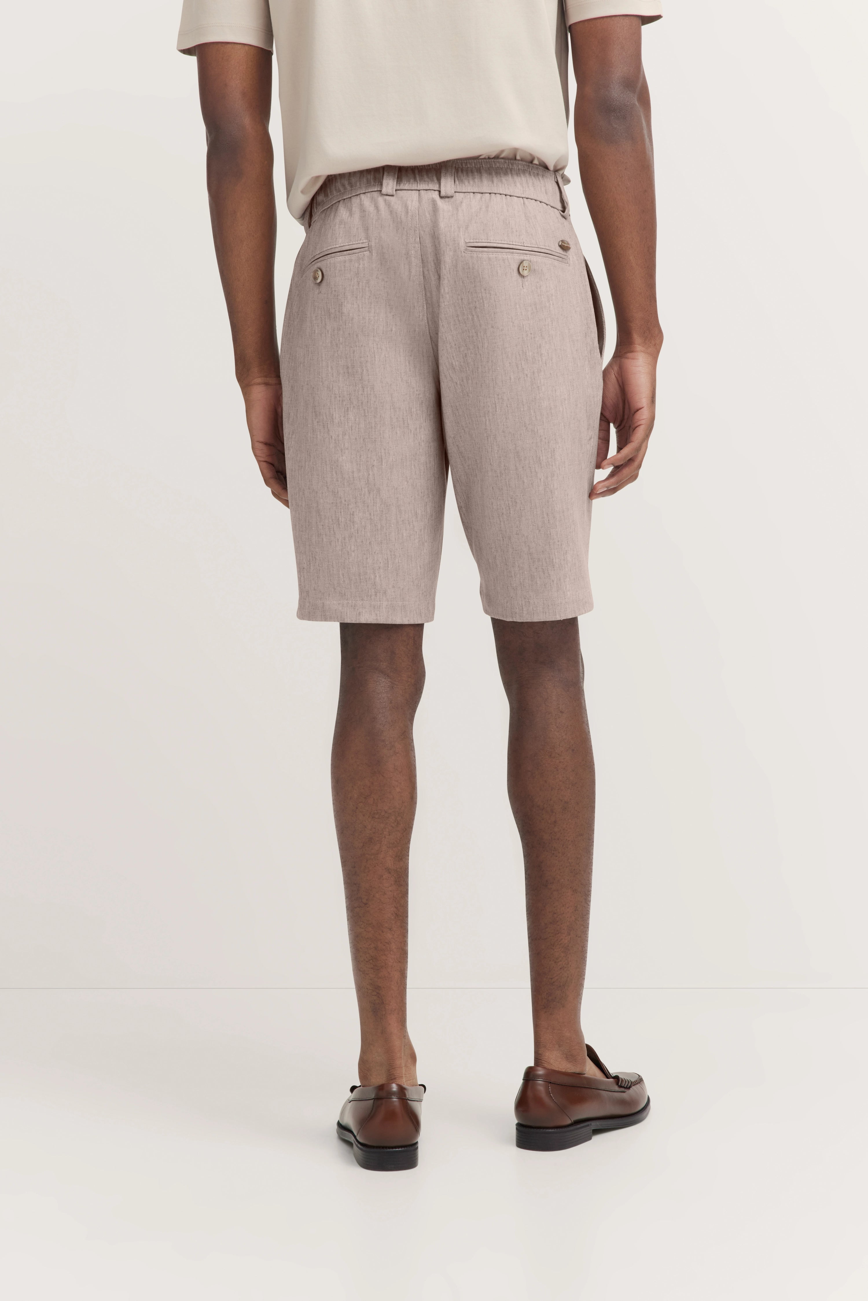 Beiger bugatti Shorts, legeres Modelbild, Rückansicht, kombiniert mit braunen Loafers.
