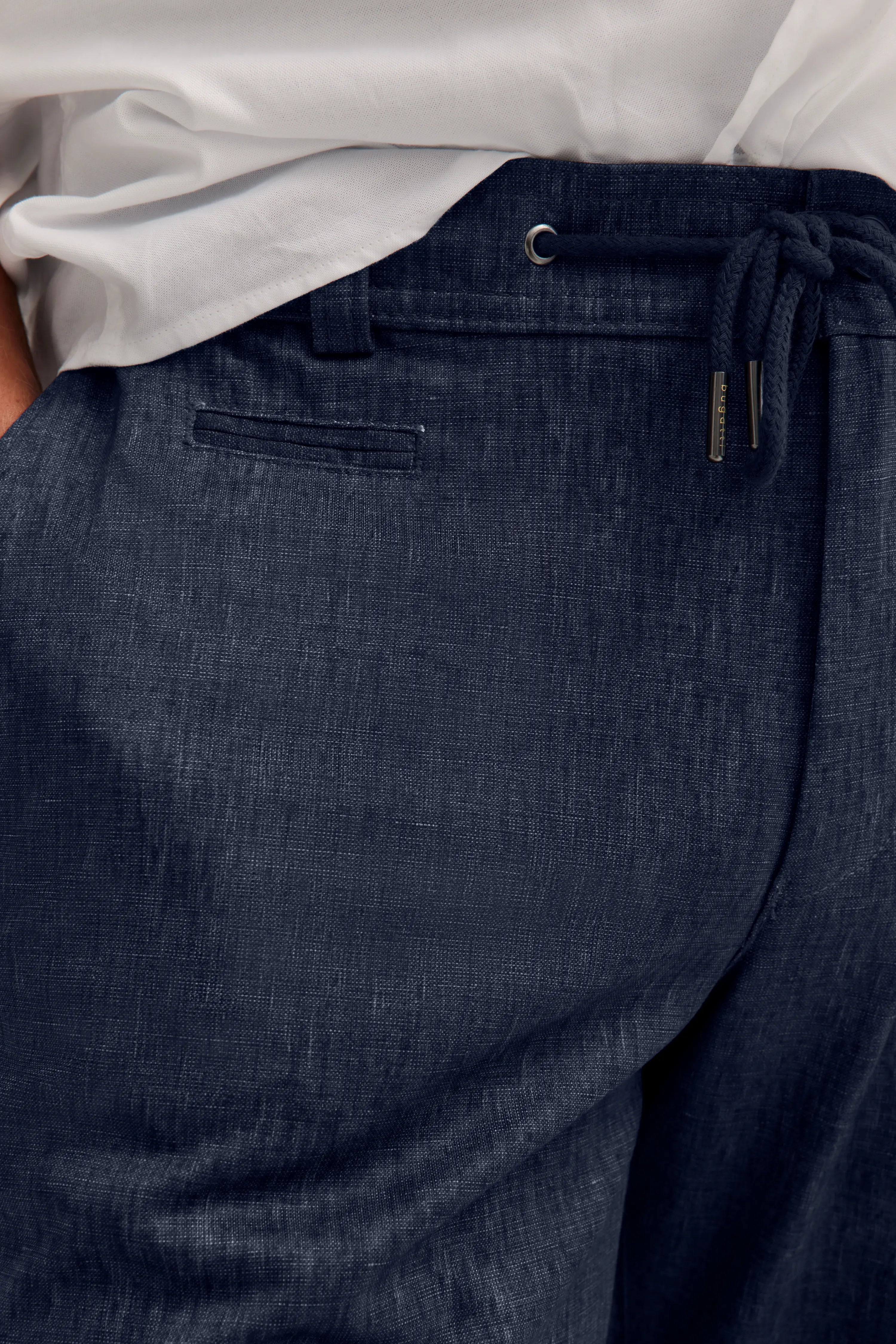 Navy Hose mit Kordelzug und weißem Oberteil, Detailaufnahme, bugatti.