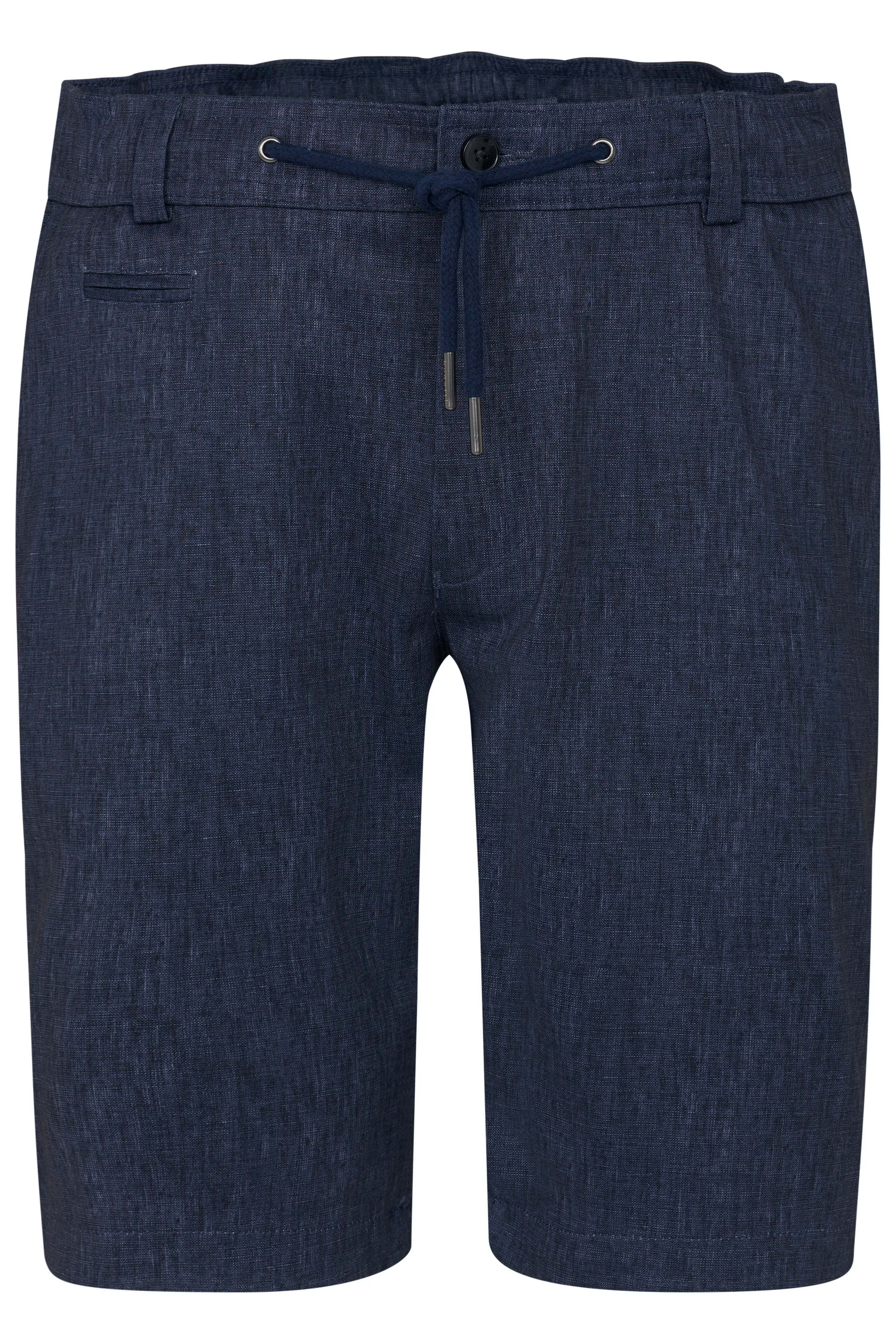 Dunkelblaue bugatti Shorts mit Kordelzug, legerer Stil, Büstenbild.