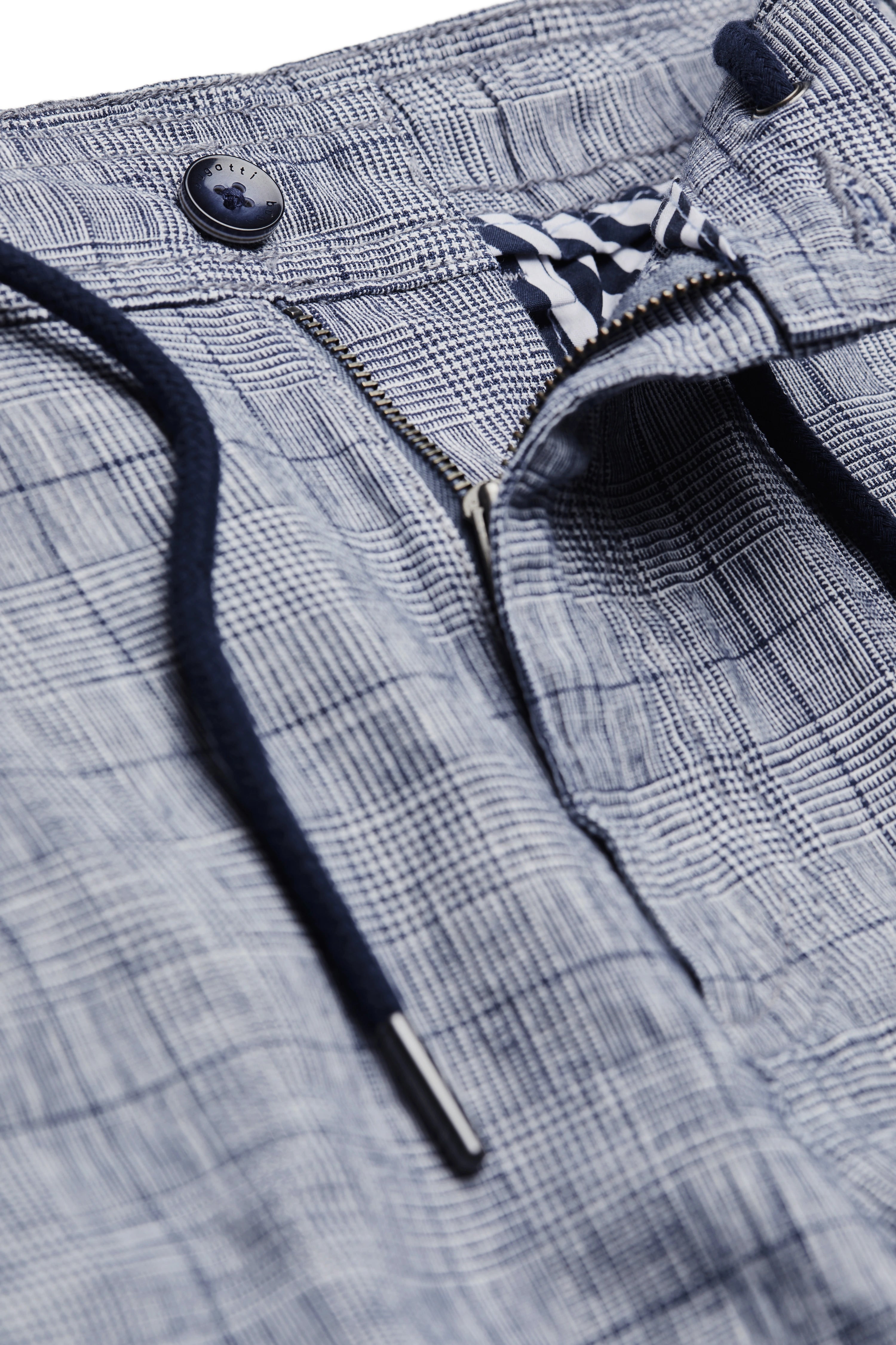 Grijze geruite bugatti broek, detail met trekkoord en knoop.