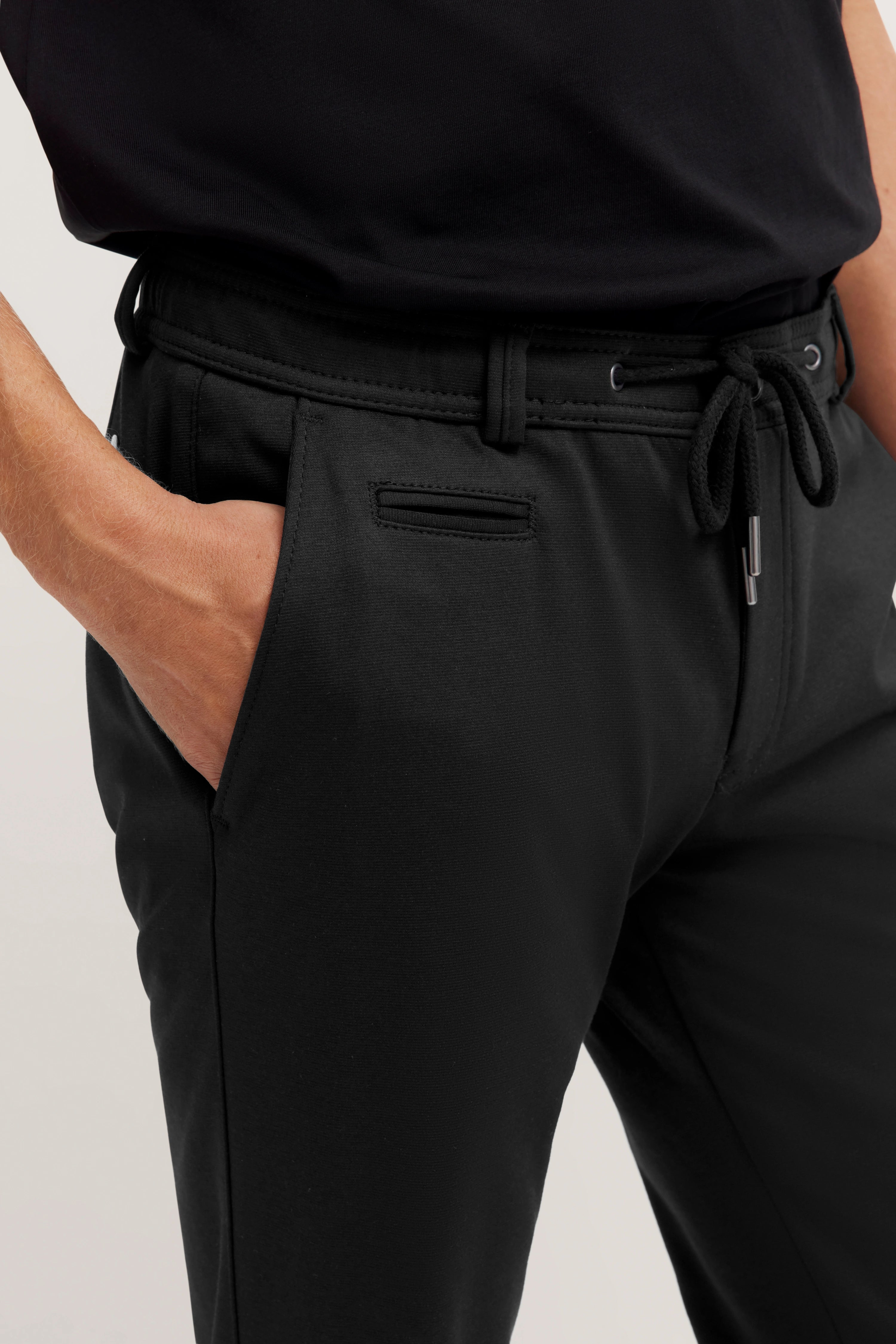 Schwarze bugatti Jogginghose mit Kordelzug, Detailaufnahme einer legeren Passform.