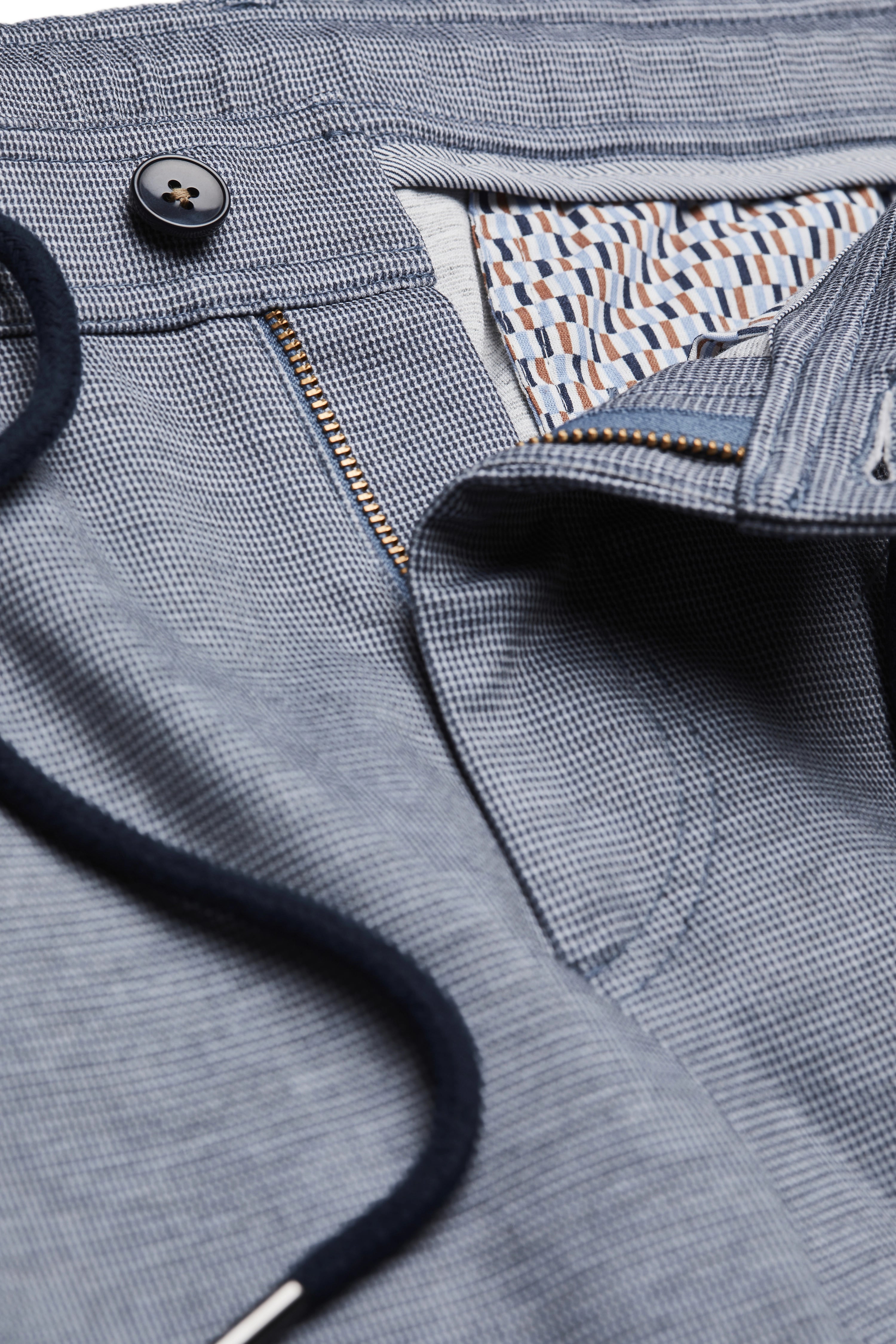 bugatti grijze broek detail met fijn patroon en contrasterende voering.