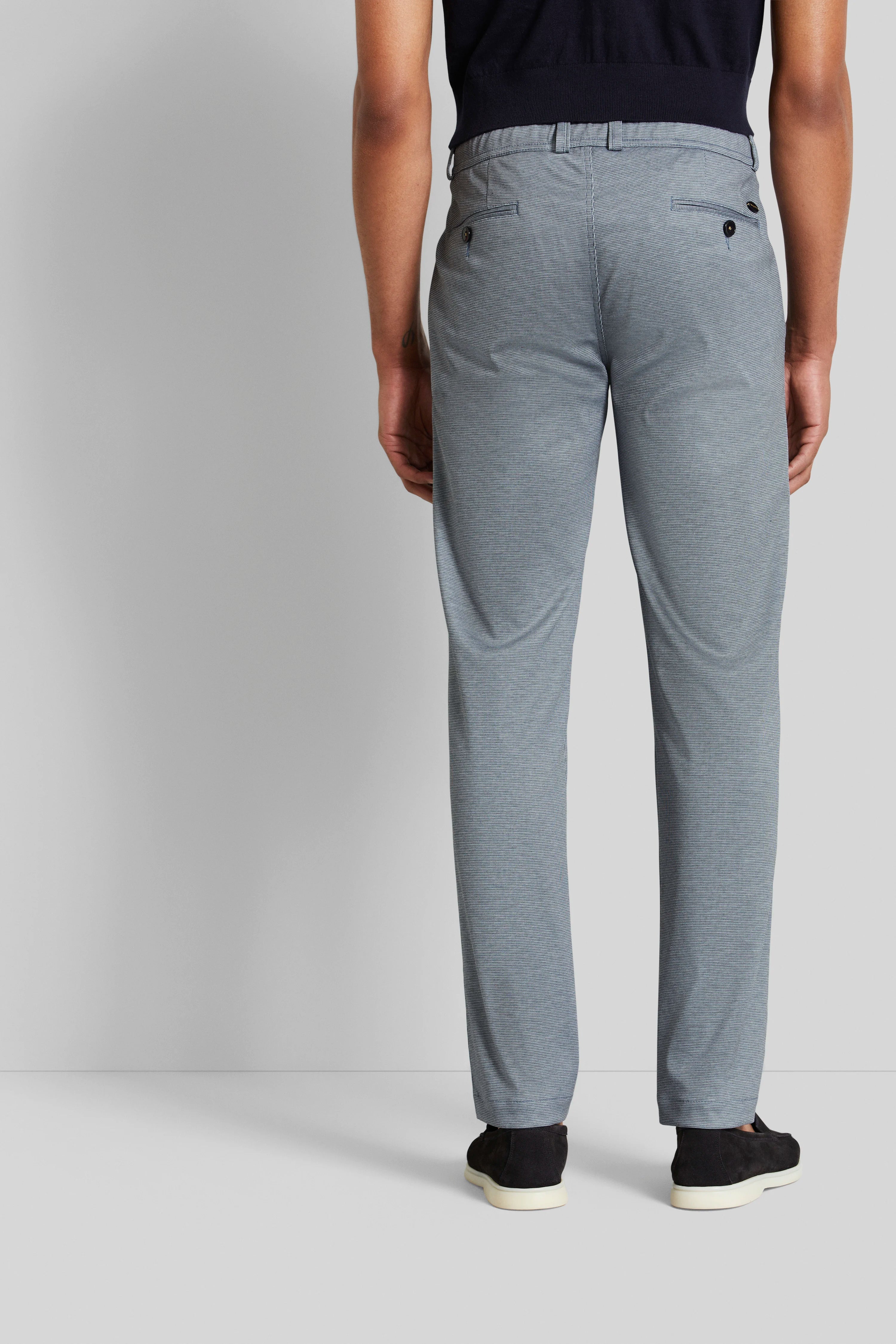 Grijze bugatti broek met fijn patroon, casual model van achteren, gecombineerd met donkere schoenen.