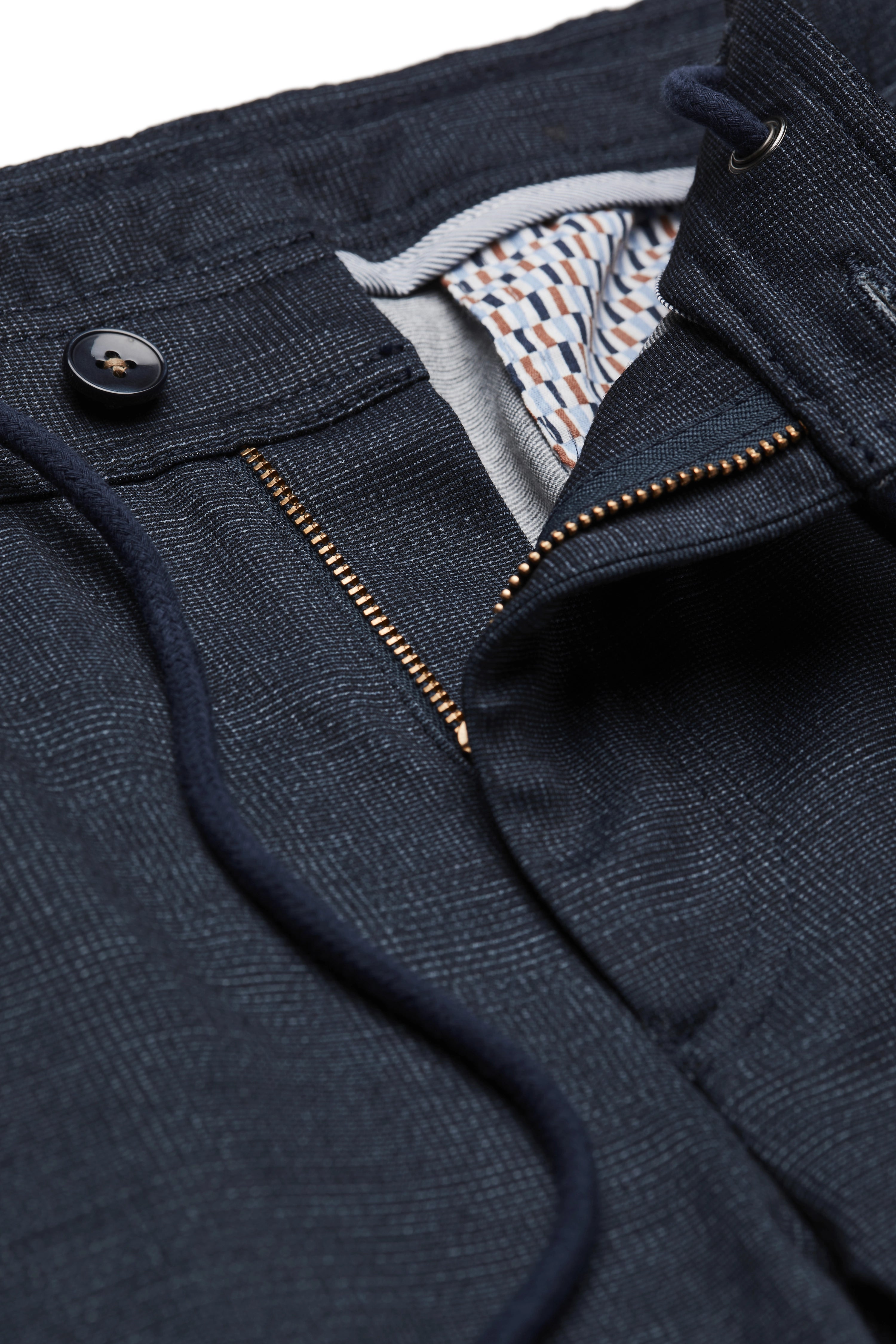 Donkerblauwe bugatti broek met fijn patroon en trekkoord, detailweergave.