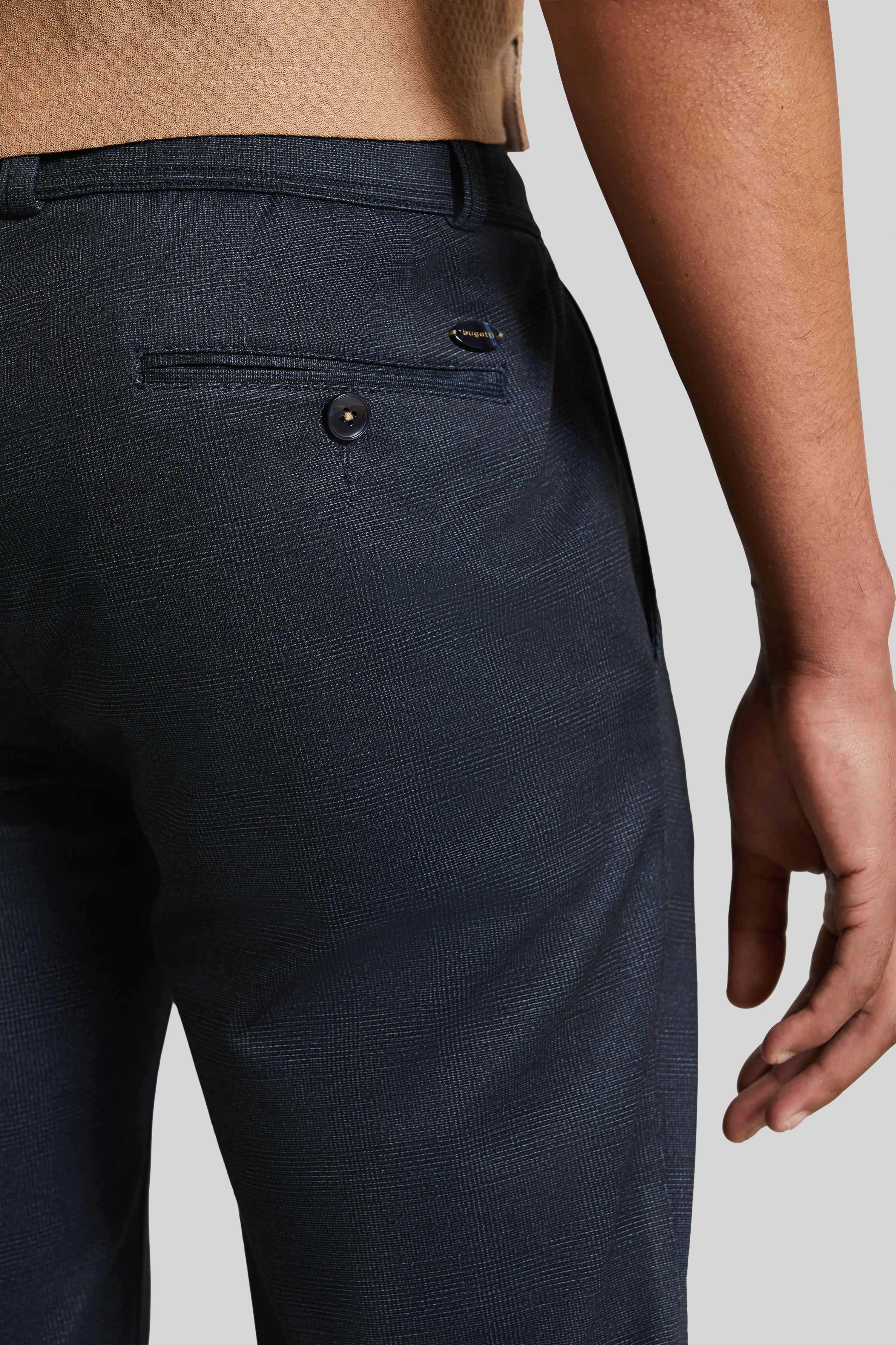 Donkerblauwe bugatti-broek met fijn patroon, detailweergave, casual uitstraling, hoogwaardig materiaal.
