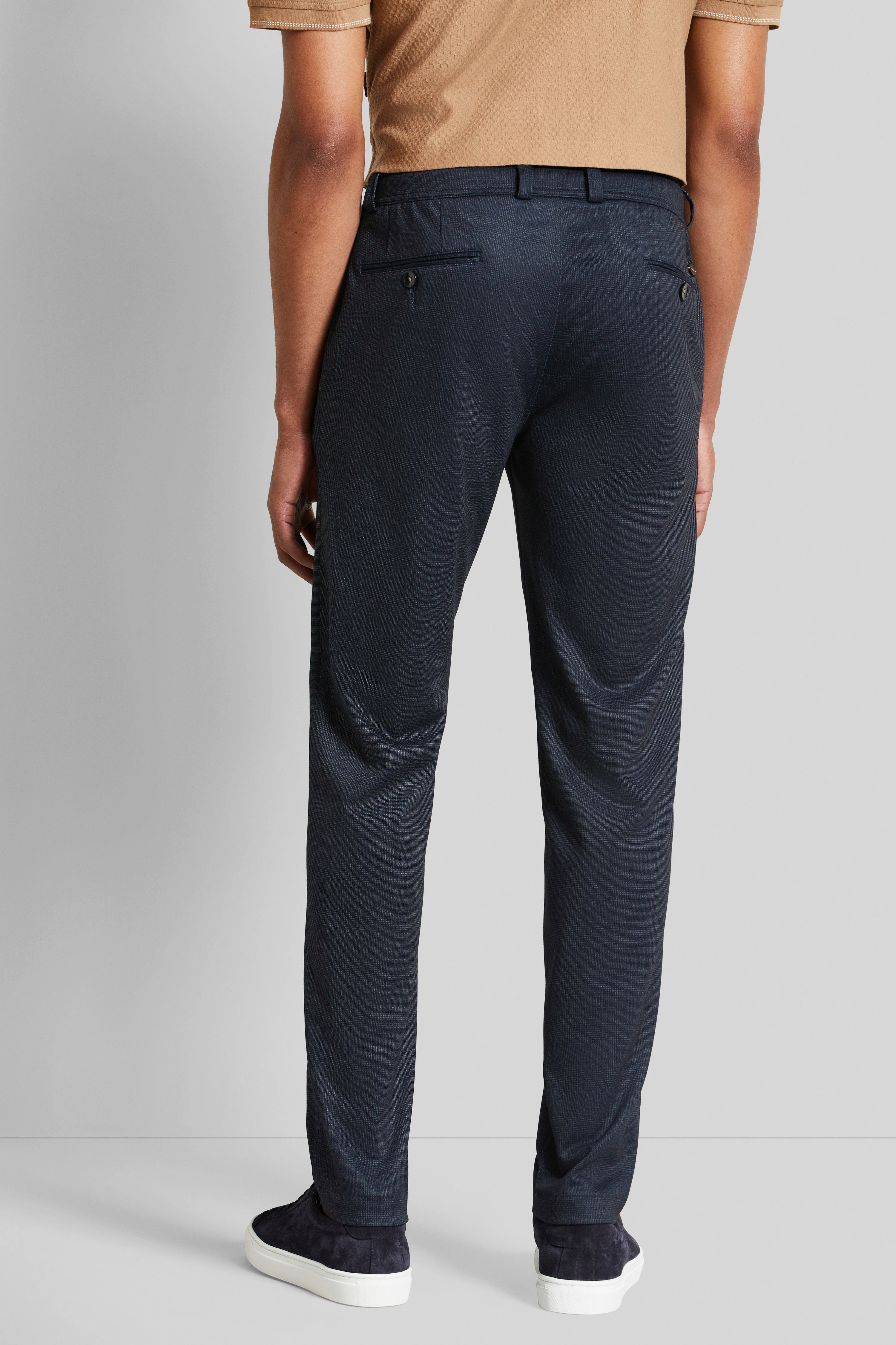 Donkerblauwe broek, casual model van achteren, comfortabele pasvorm, gecombineerd met sneakers.