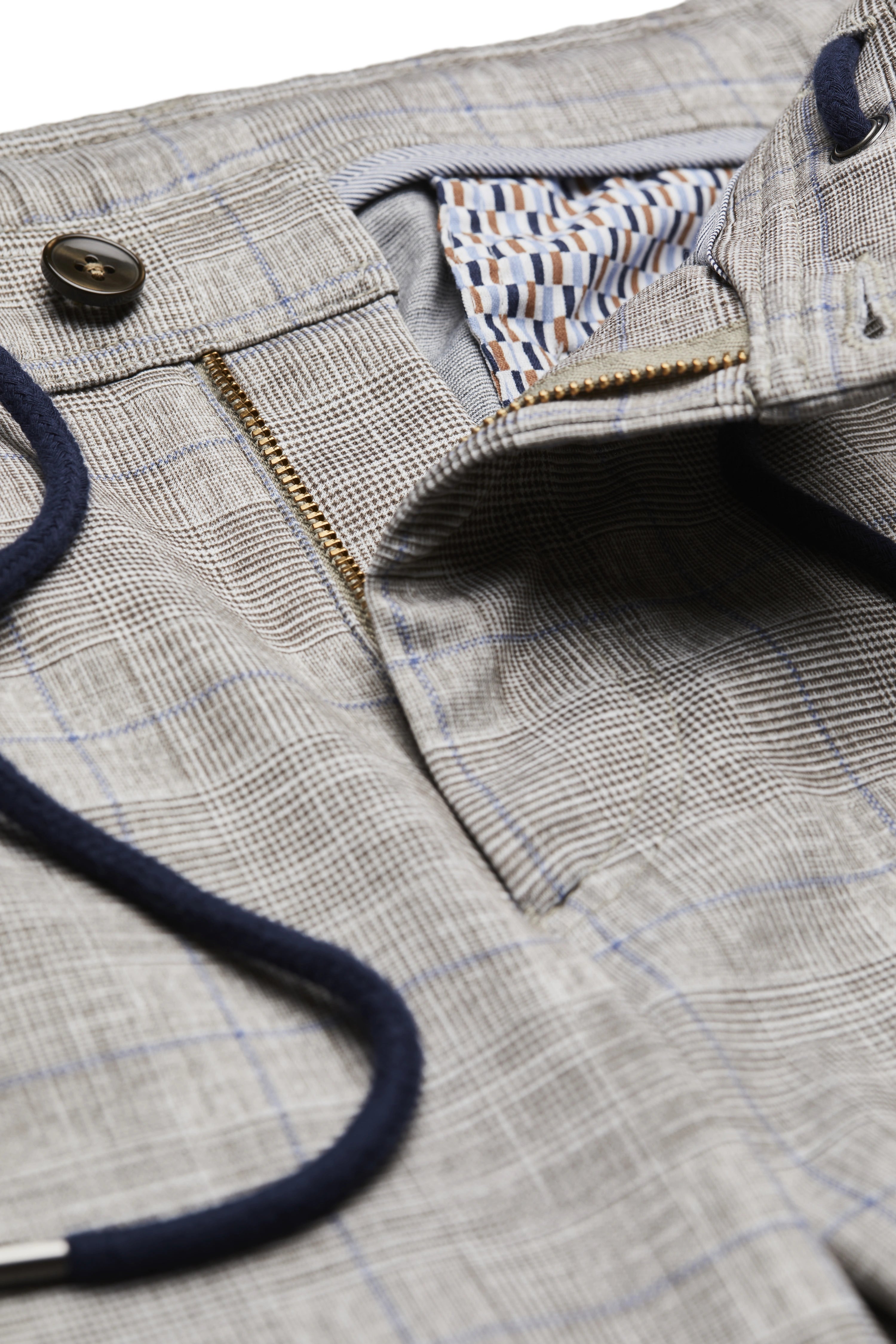 Grijze bugatti-broek met ruitpatroon en blauwe trekkoord, detail van rits.