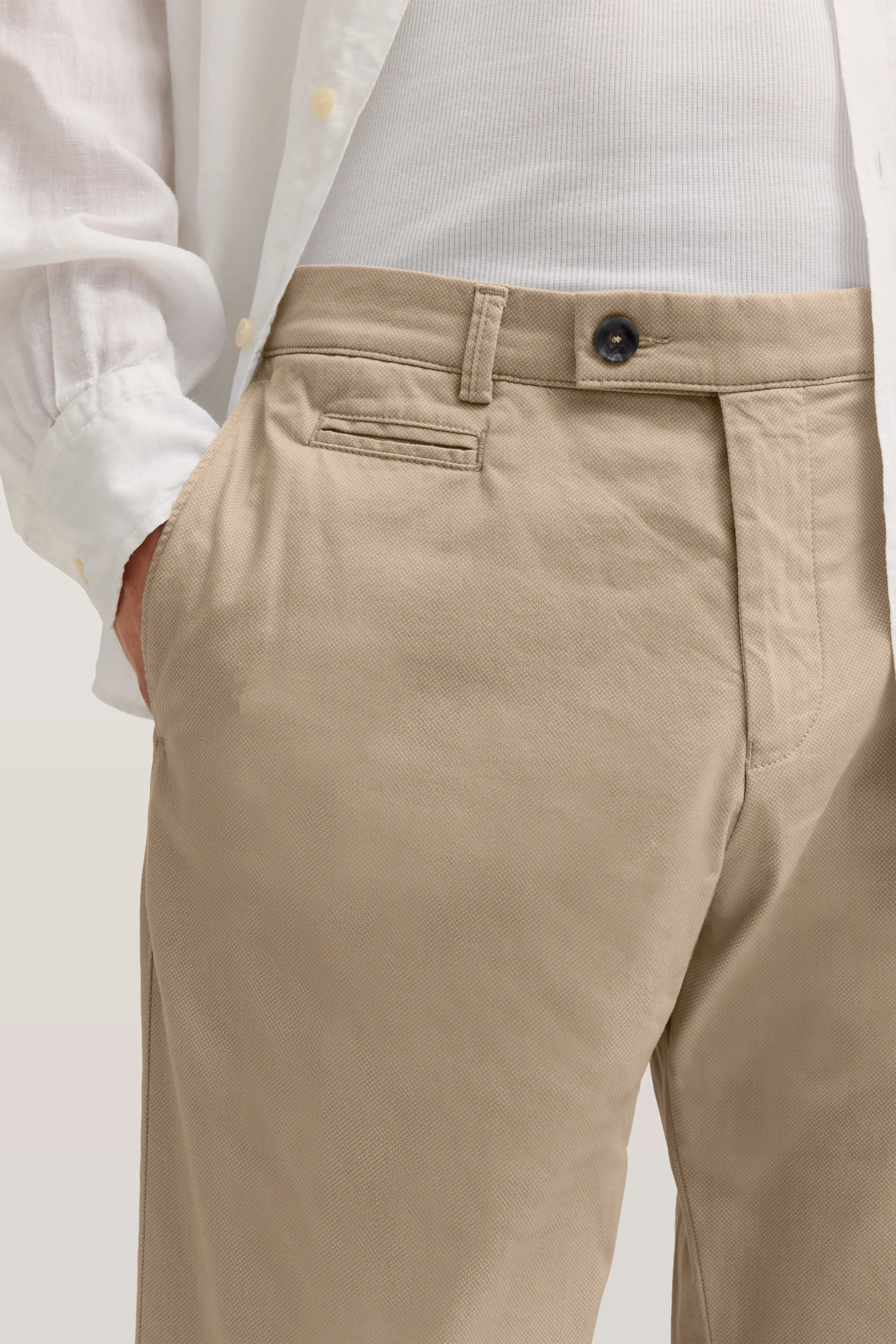 Beige Chinohose und weiße Hemdbluse, legeres Büstenbild, bugatti.