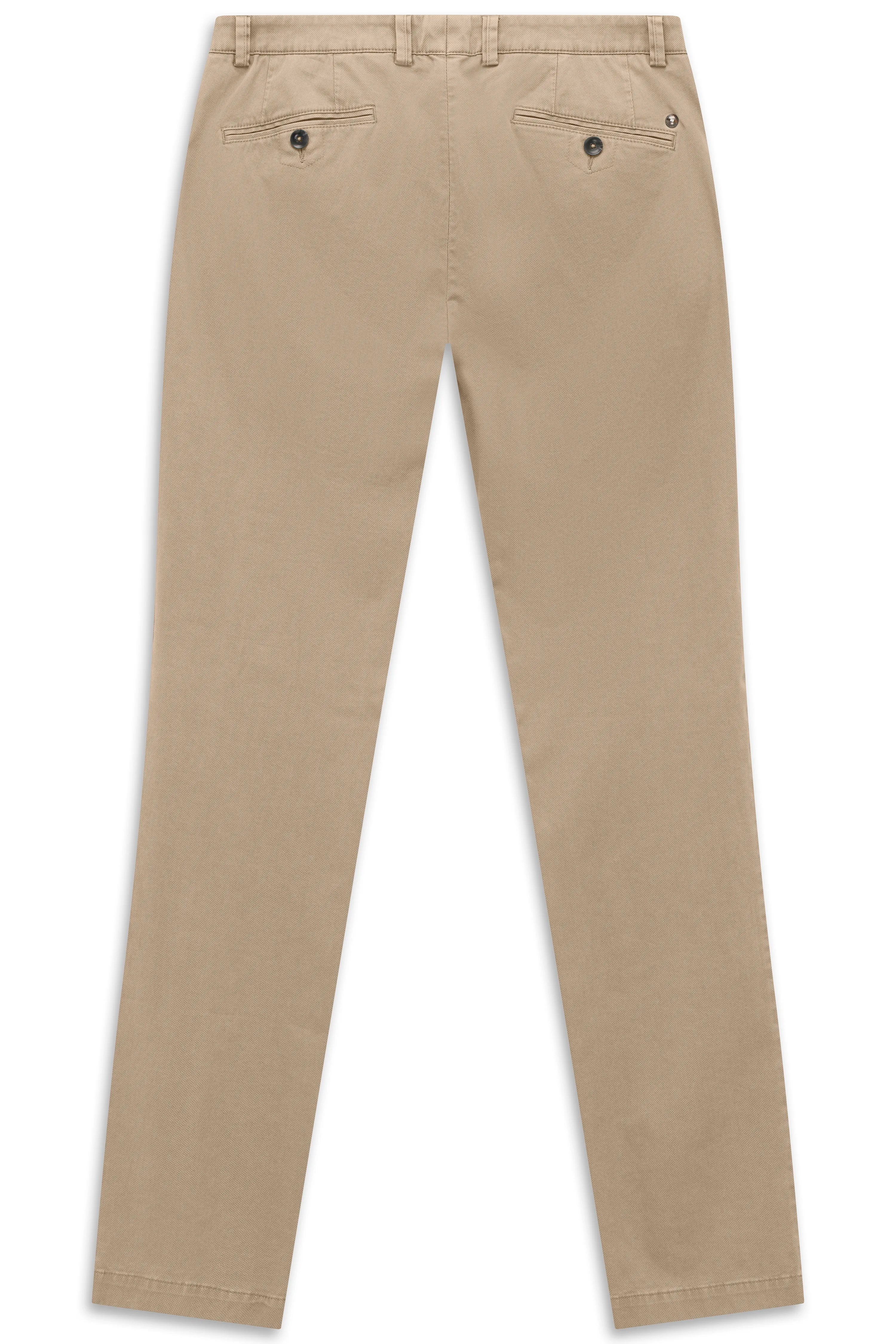 Beige Chinohose von bugatti, Büstenbild, klassischer Stil, luxuriös und zeitlos.