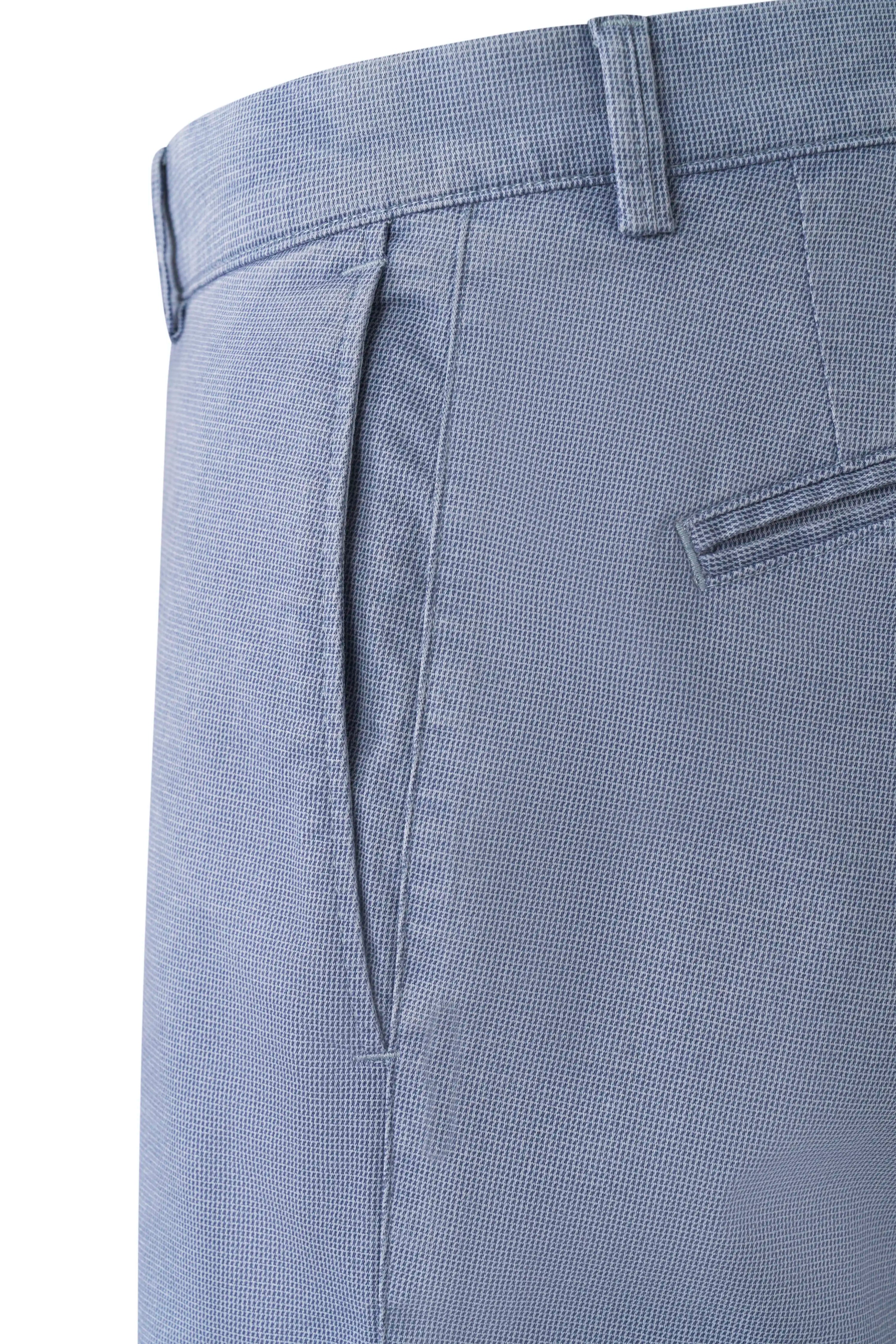 Hellblaue bugatti Hose mit feiner Textur, Detailansicht.