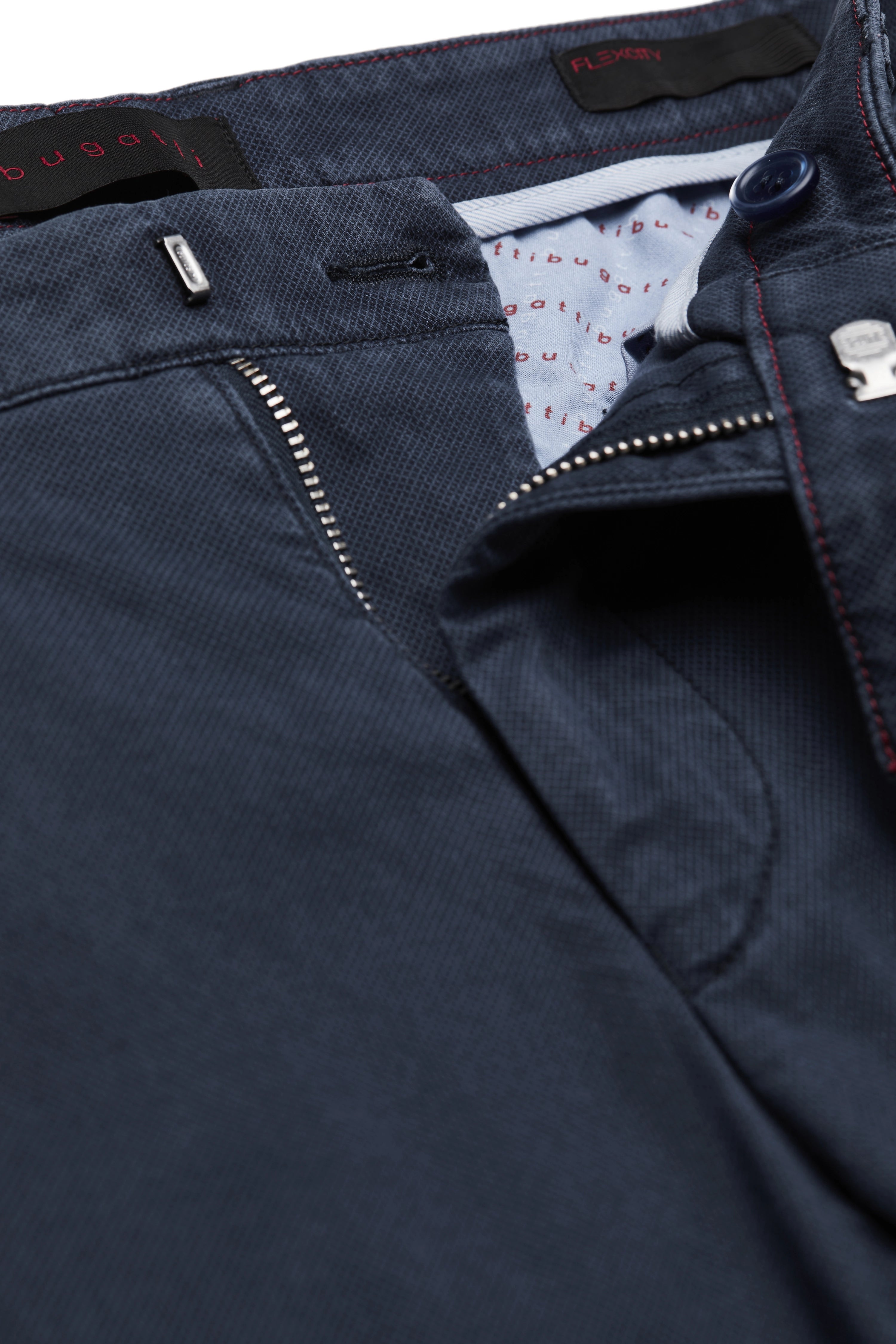 Navy bugatti broek, detailaanzicht, rits en knoop, subtiel patroon, hoogwaardig afgewerkt.
