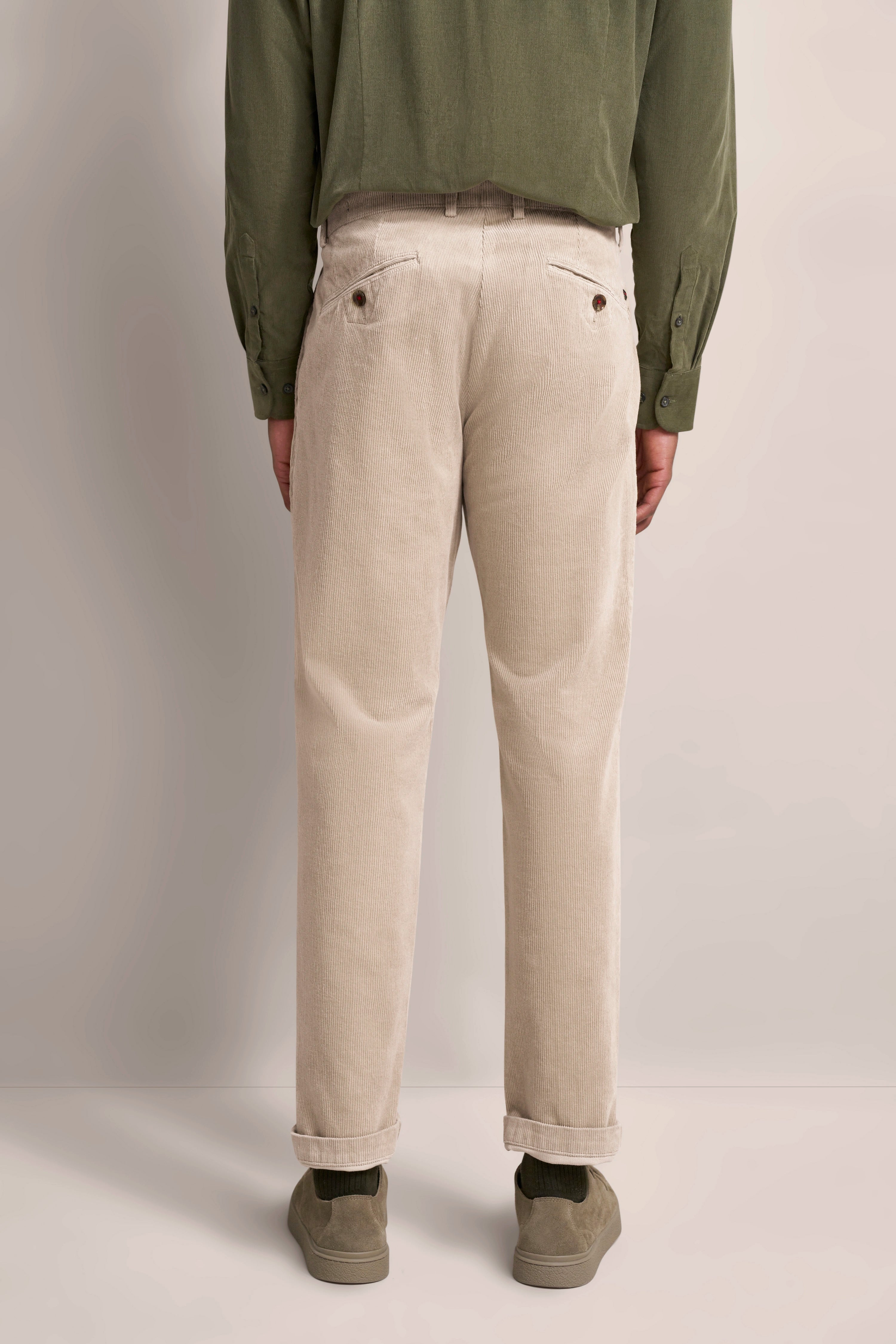 Beige Cordhose mit grüner Hemdjacke, legeres Modelbild, Rückansicht, bugatti Stil und Qualität.