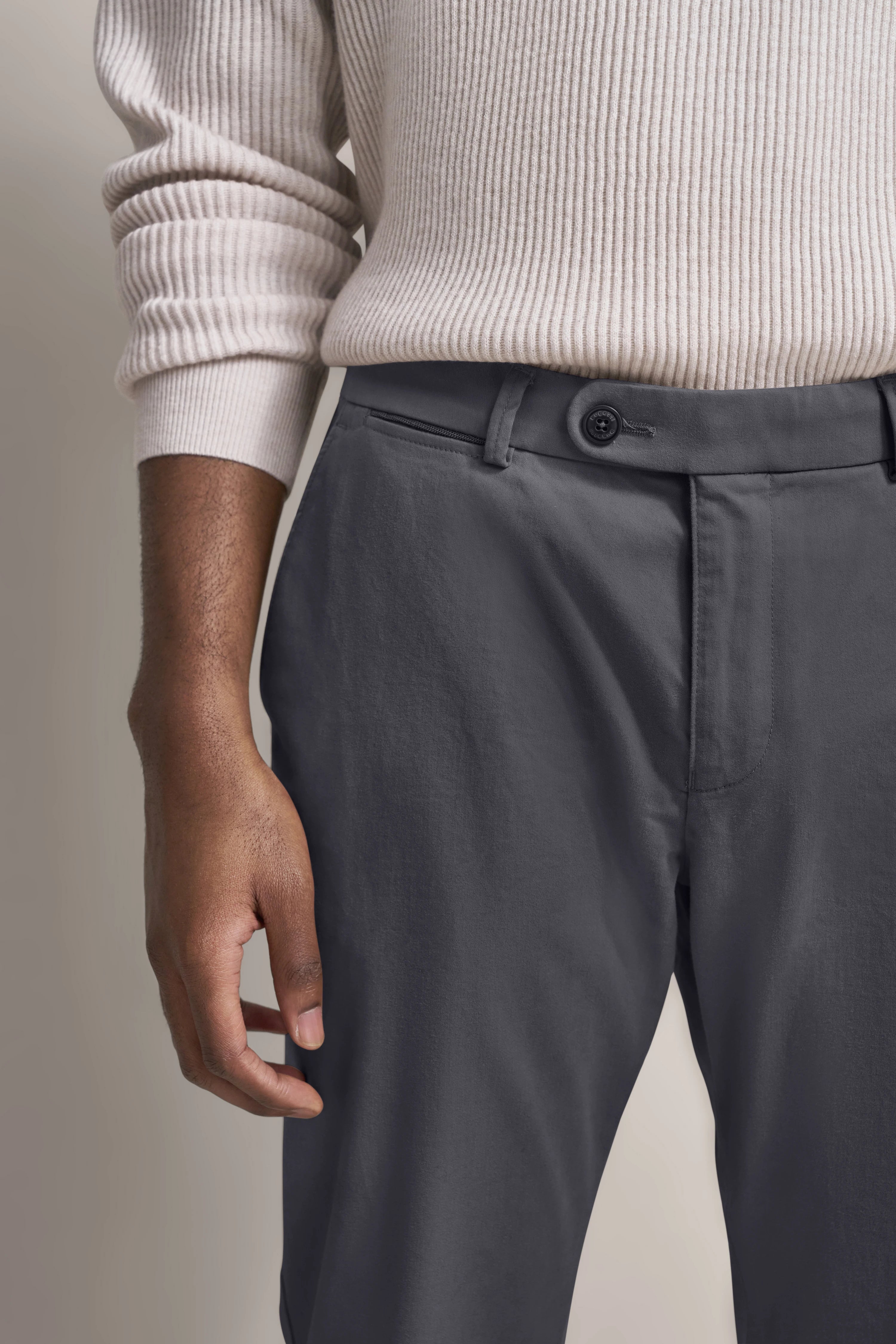 Elegantes Outfit mit cremefarbenem Pullover und grauer Hose, legeres Büstenbild von bugatti.
