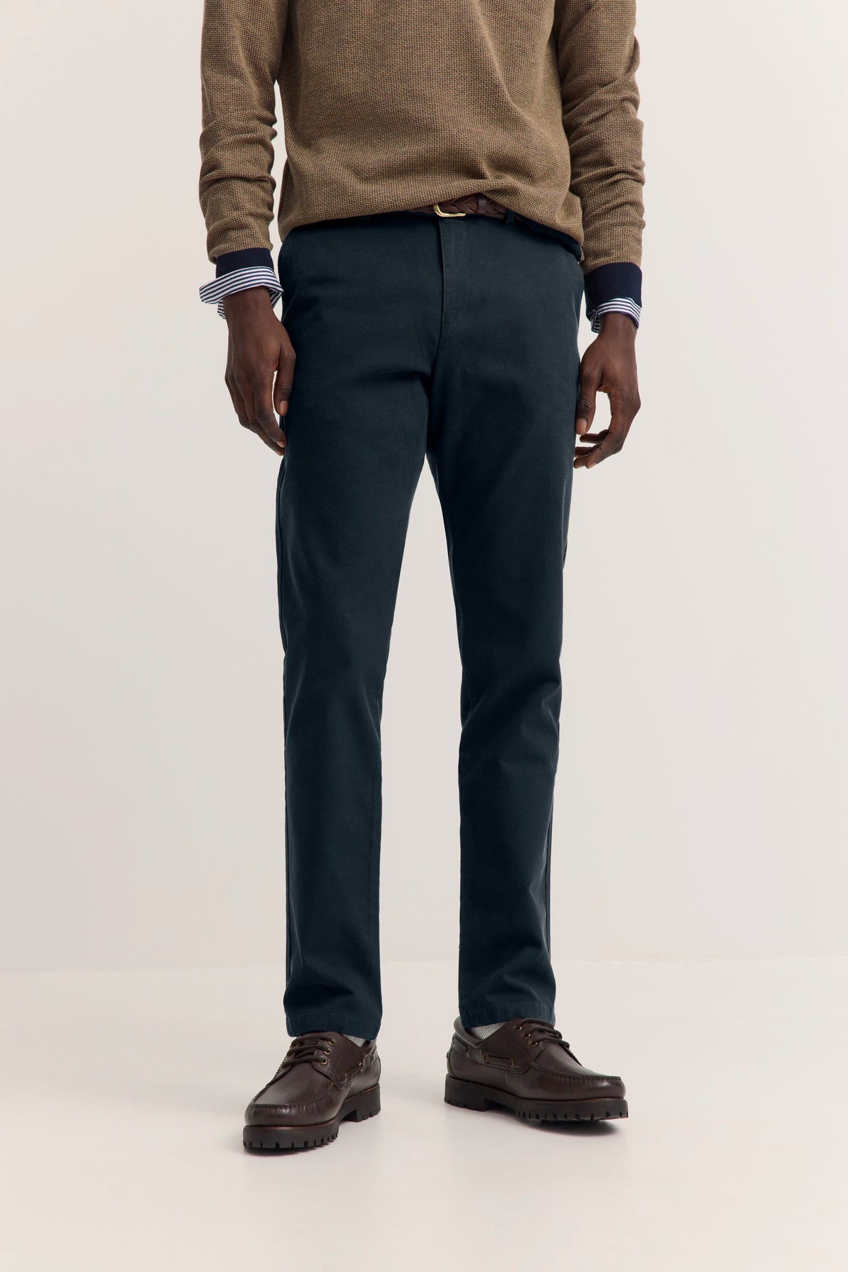 Brauner Pullover, dunkle Hose, braune Schuhe