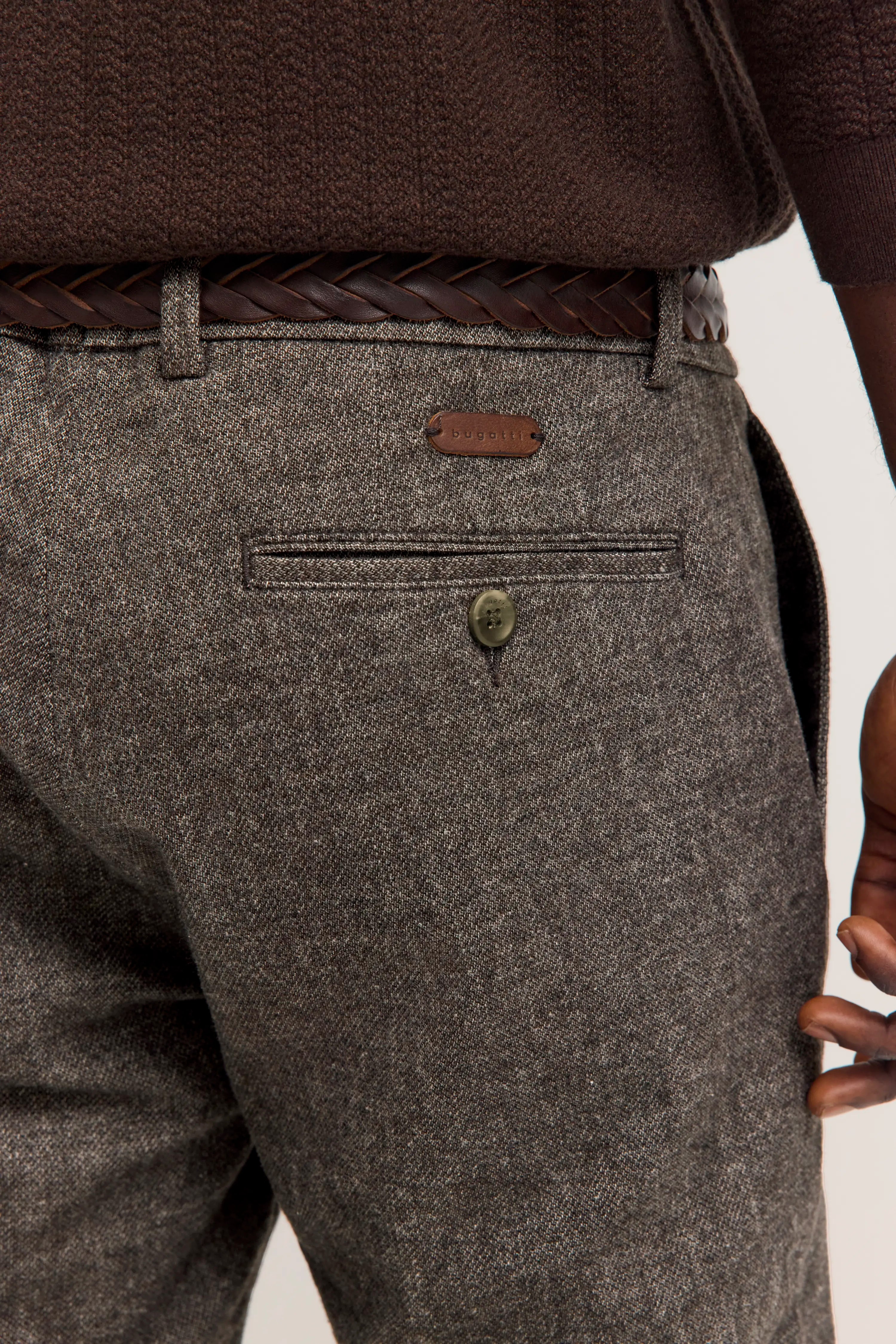 Braune bugatti-Hose mit Flechtmuster-Gürtel, Detailaufnahme.