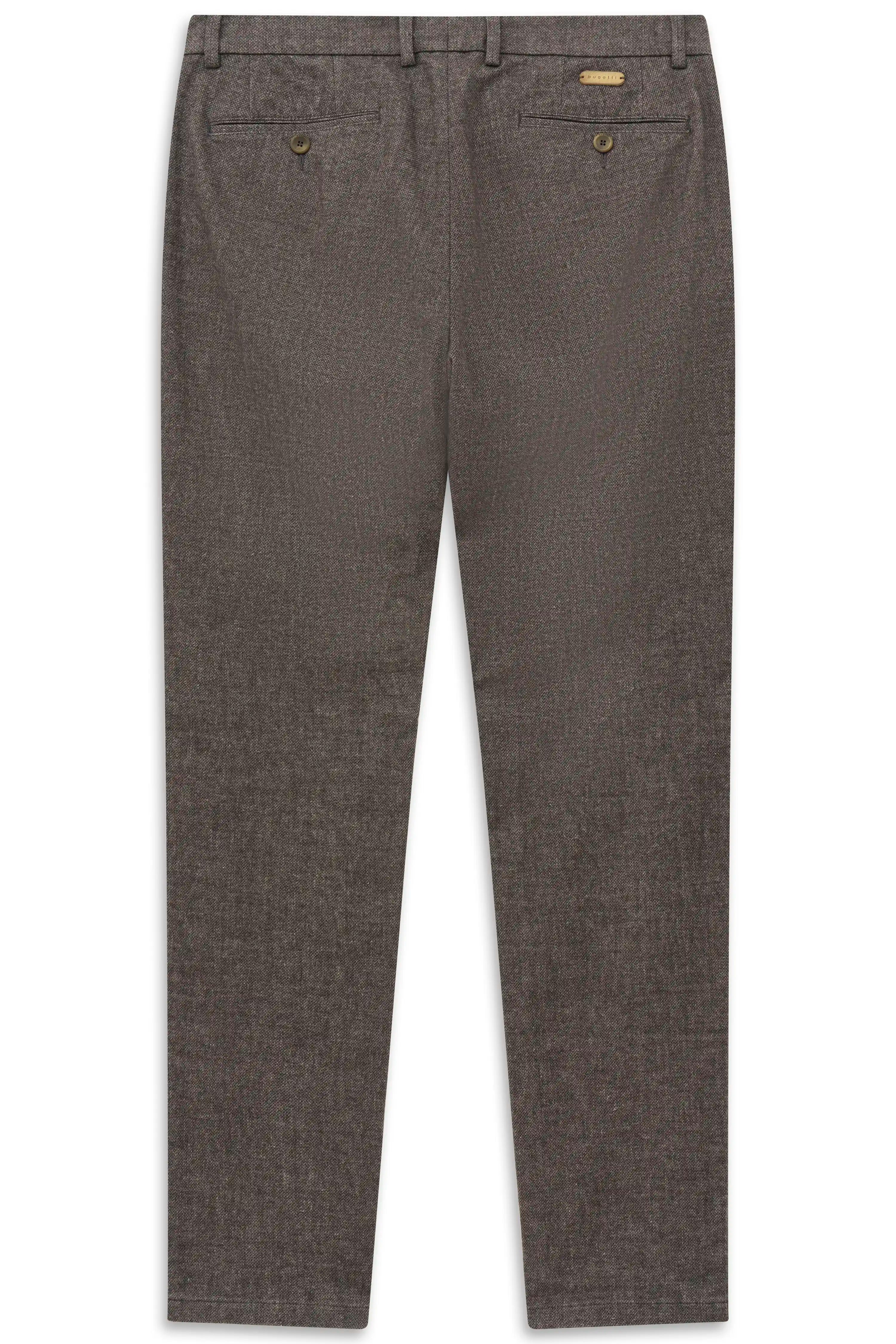 Bugatti Herren-Chino in Braun, Textur-Design, Büstenbild.