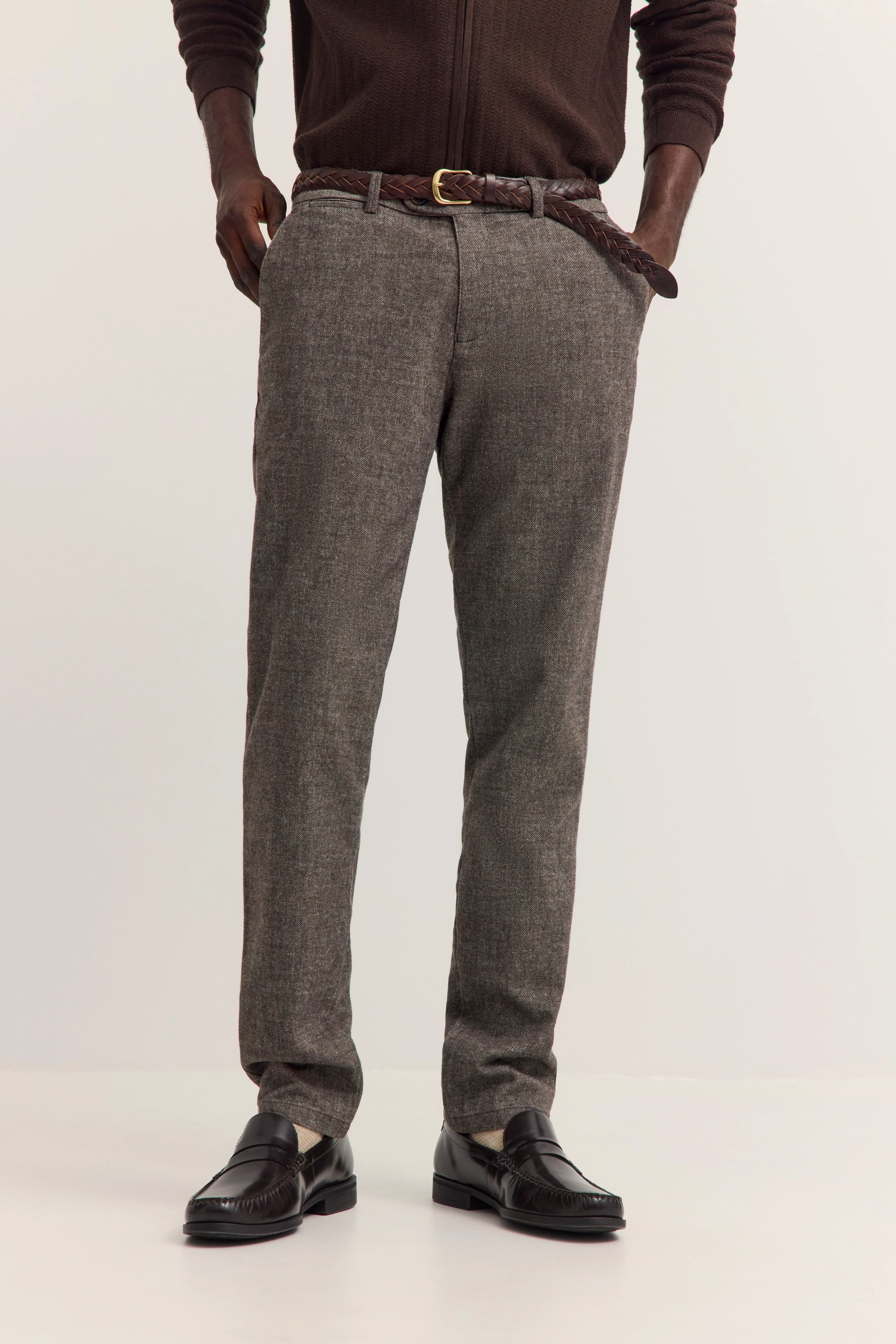 Braune Chinohose mit Ledergürtel von bugatti, legerer Stil, kombiniert mit schwarzen Loafers.