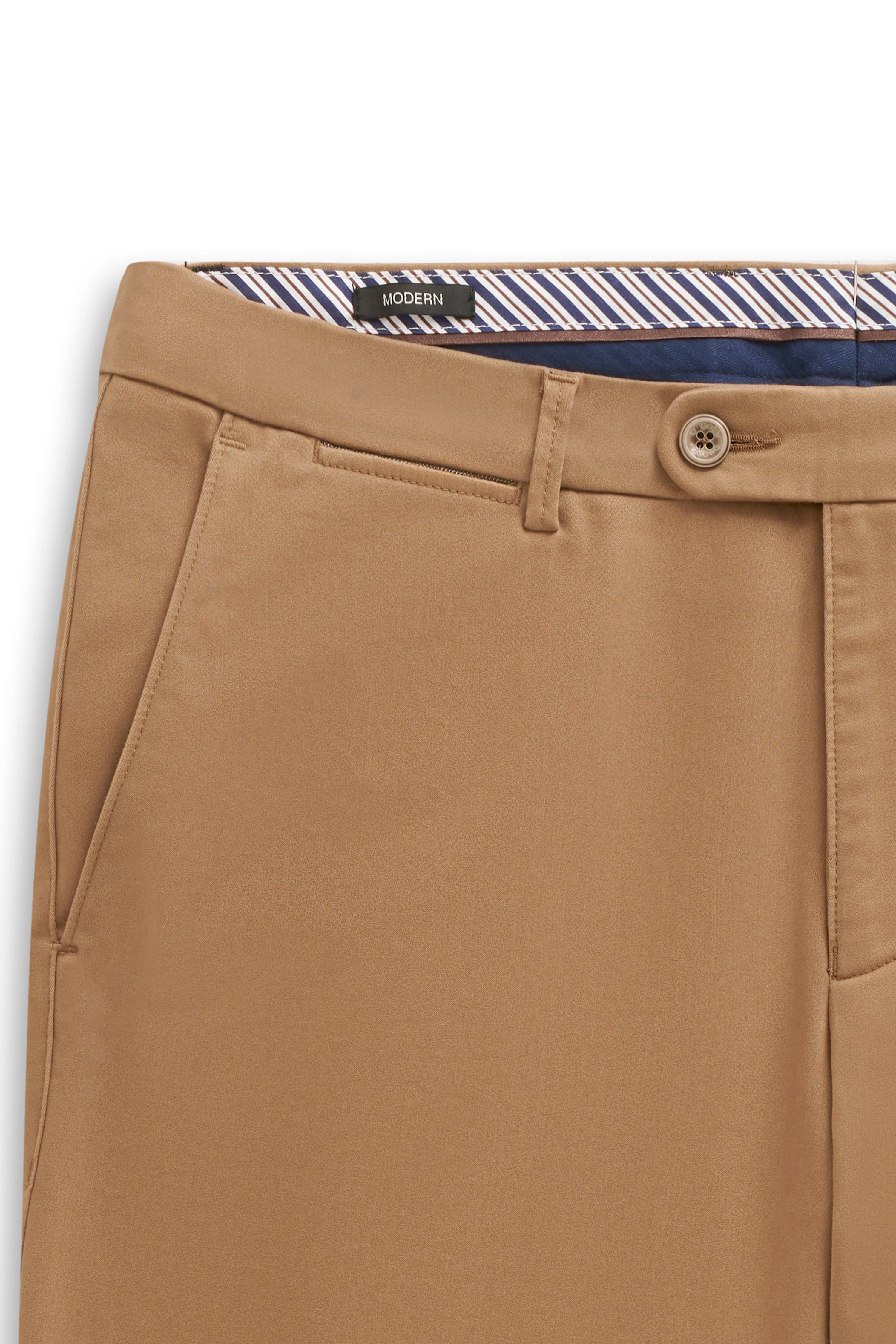 Beige bugatti Hose Detailansicht, modern geschnitten, mit gestreiftem Innenbund.