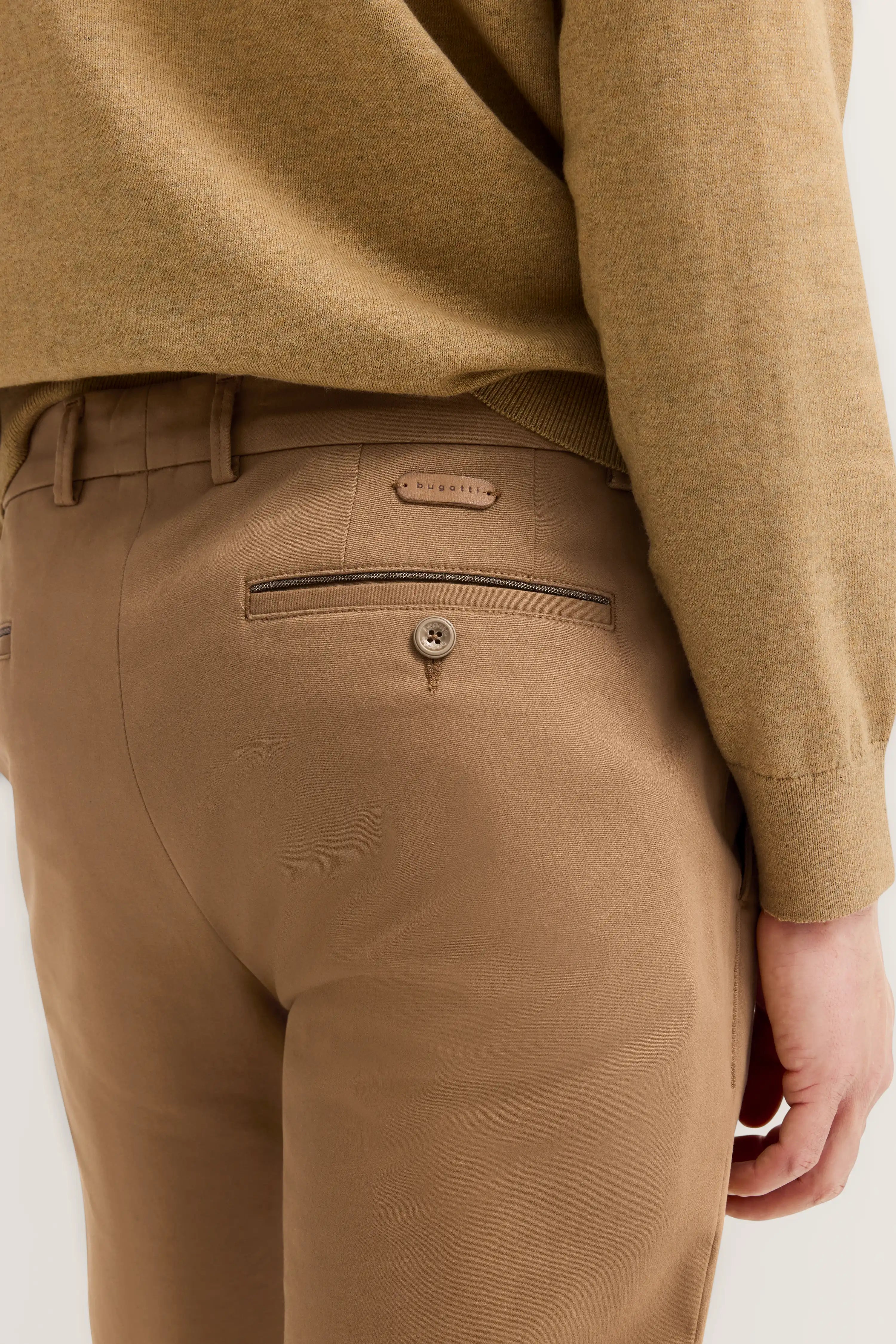 Beige Hose und Pullover von bugatti, legeres Büstenbild, Fokus auf hochwertige Materialien.