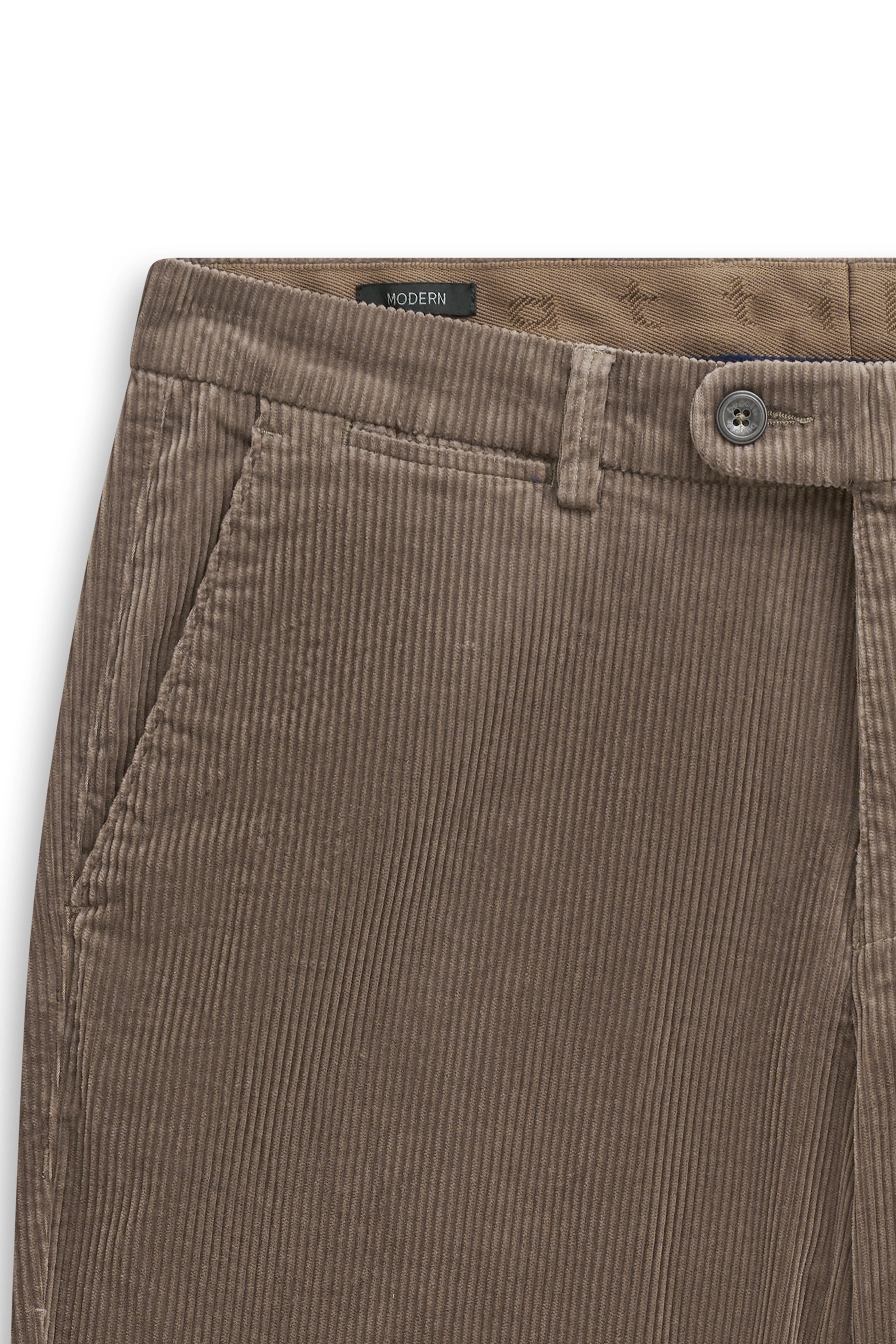 Braune bugatti Cordhose im legeren Büstenbild, Fokus auf Taschen und Textur.
