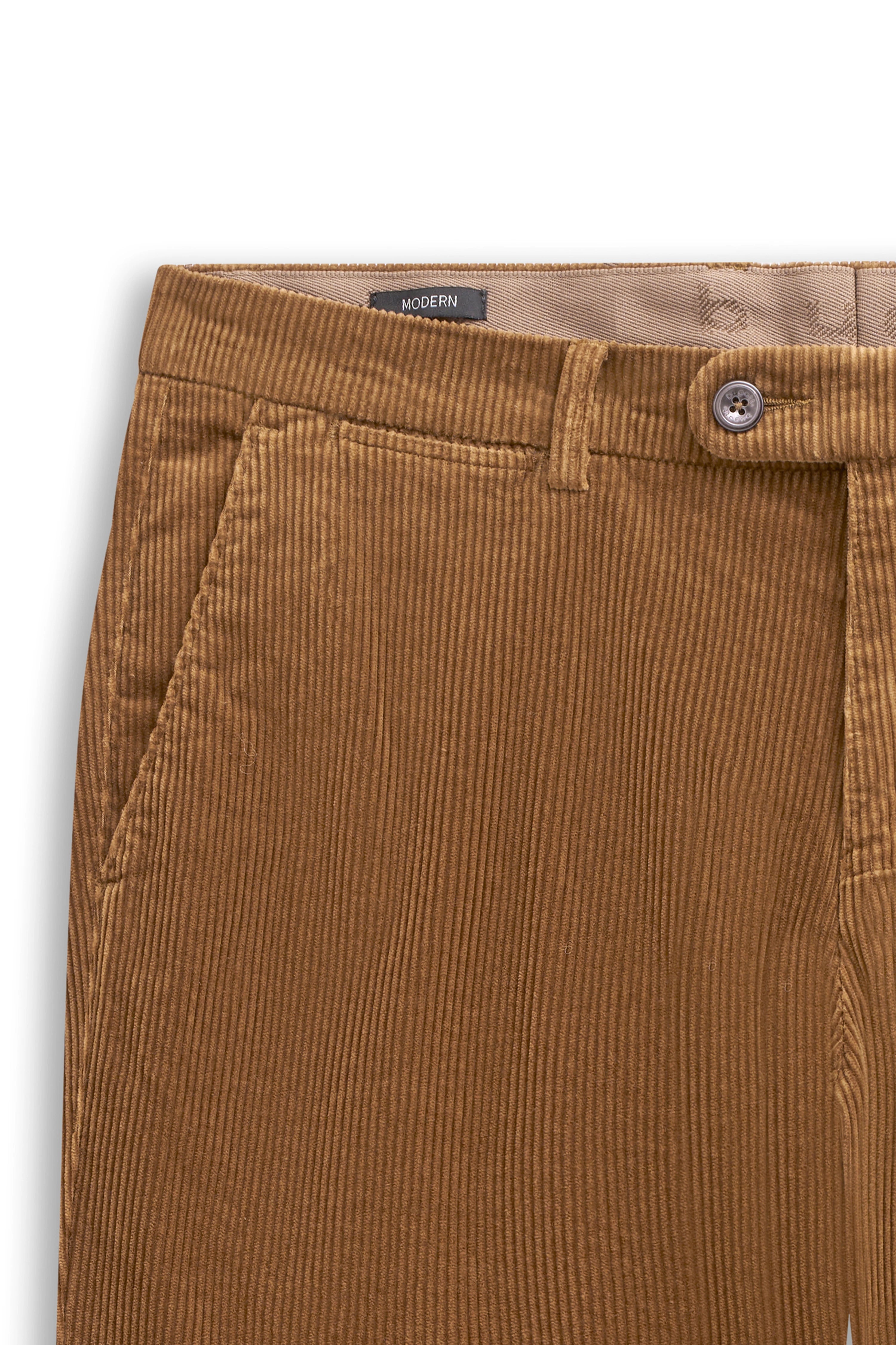 Cordhose in warmem Braunton von bugatti, Büstenbild, Detailansicht mit feiner Rippenstruktur.