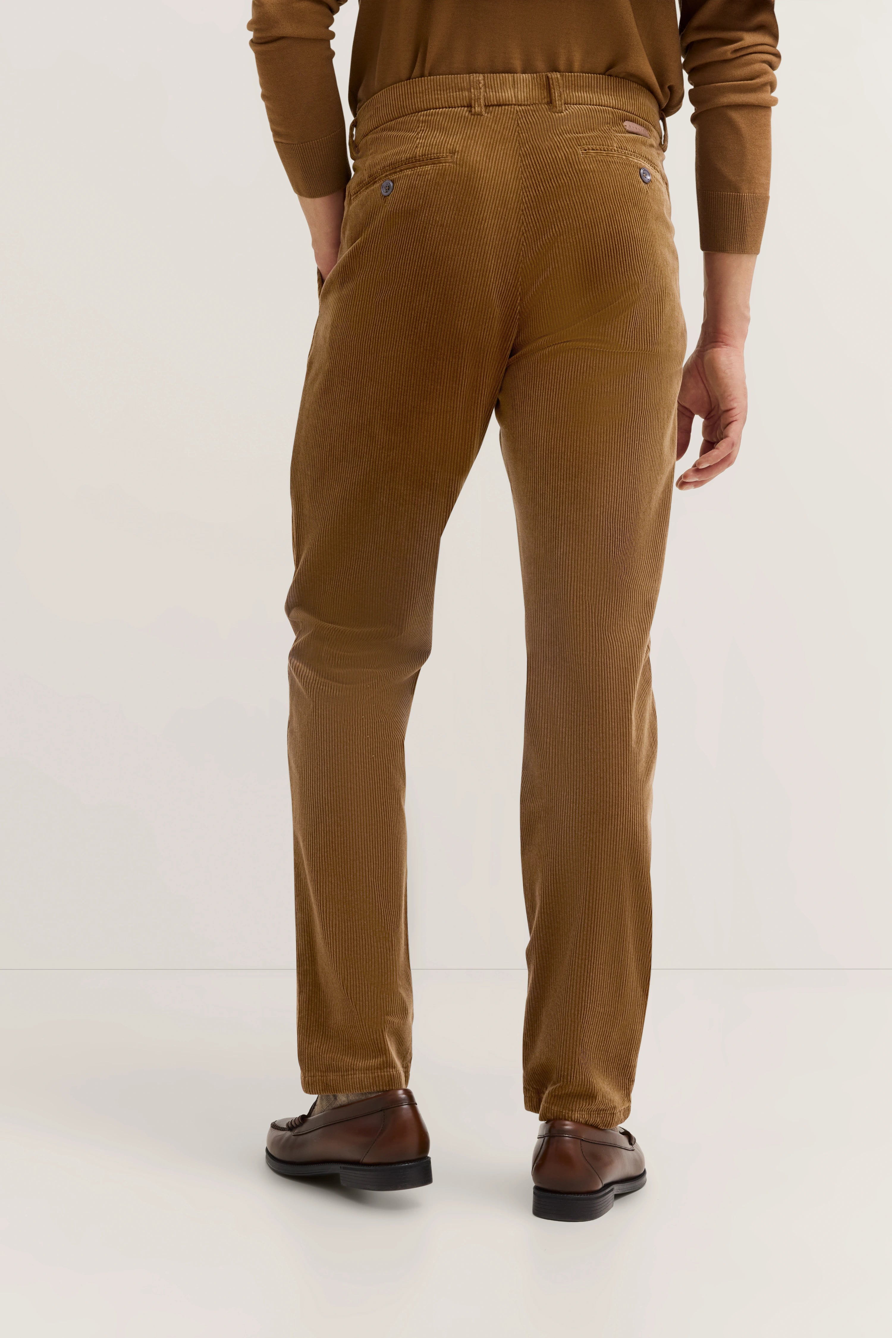 bugatti Hose in Braun, Büstenbild, eleganter Look mit braunen Schuhen.