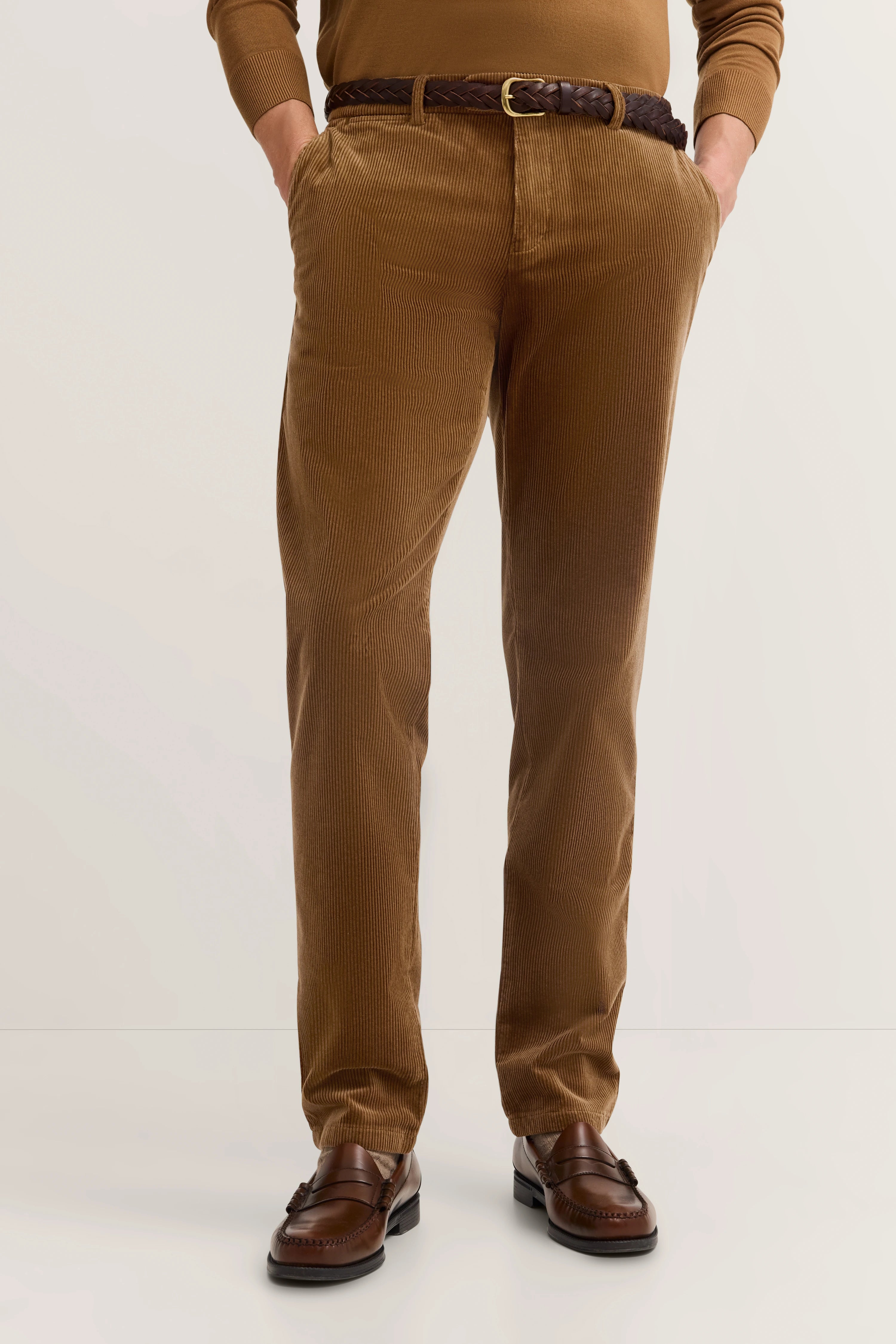 Braune Cordhose von bugatti, leger getragen, mit braunem Gürtel und Loafers.