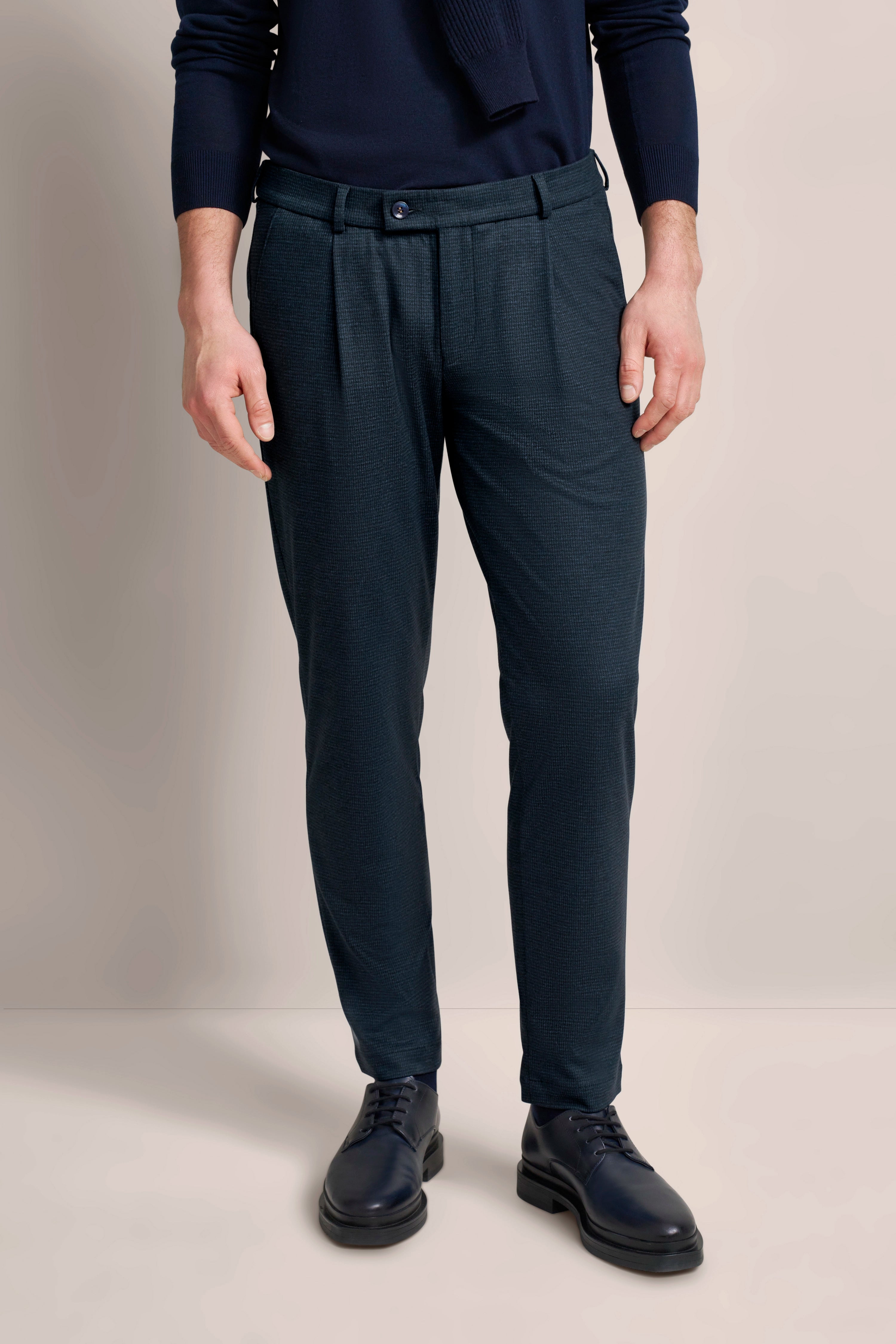 Navy Pullover und dunkelblaue Hose, Modelbild ohne Gesicht, stehende Pose, bugatti Stil.