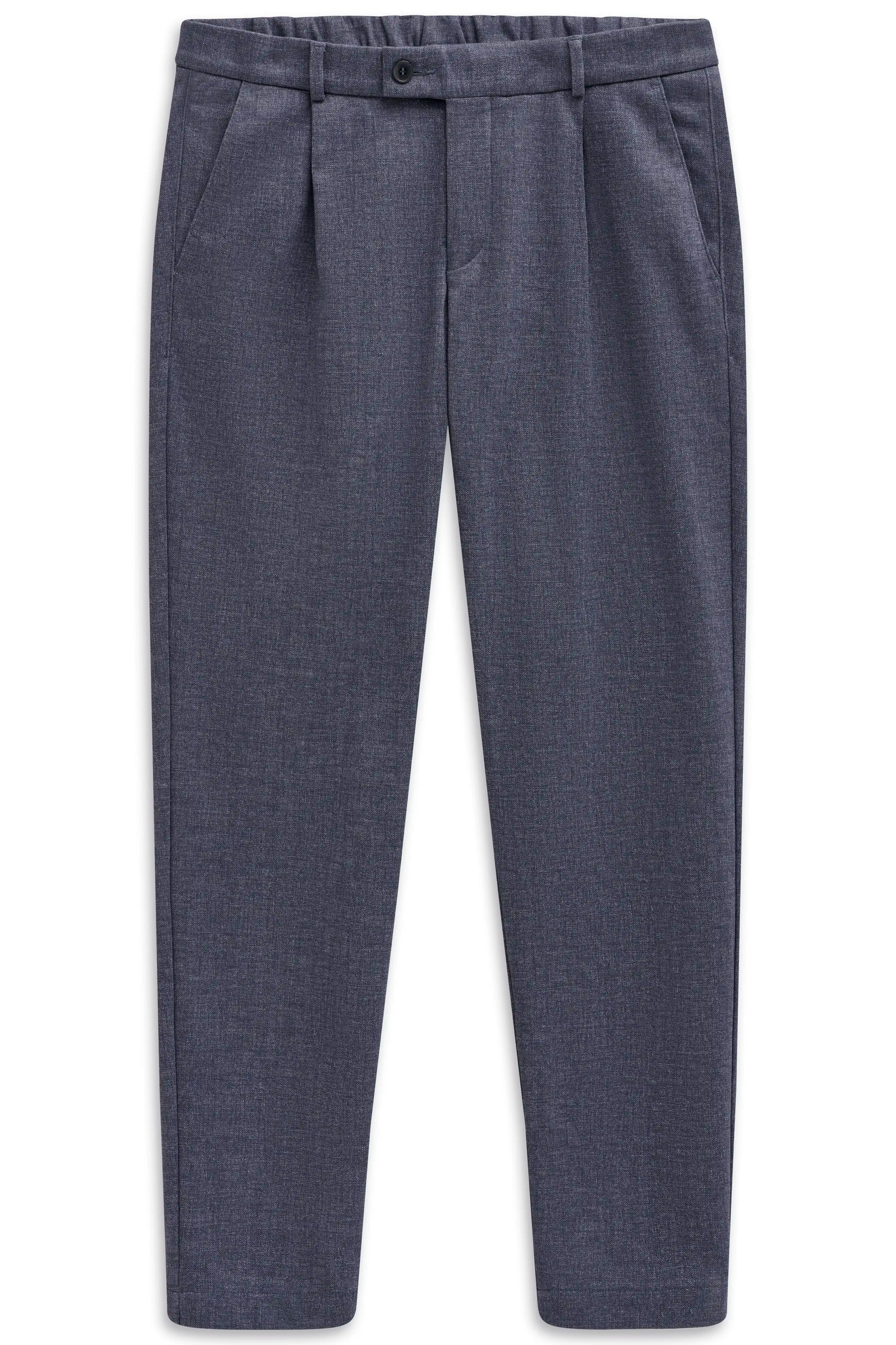 Weißes Hemd, dunkelblauer Pullover, graue Hose, Model posiert stehend, bugatti Stil.