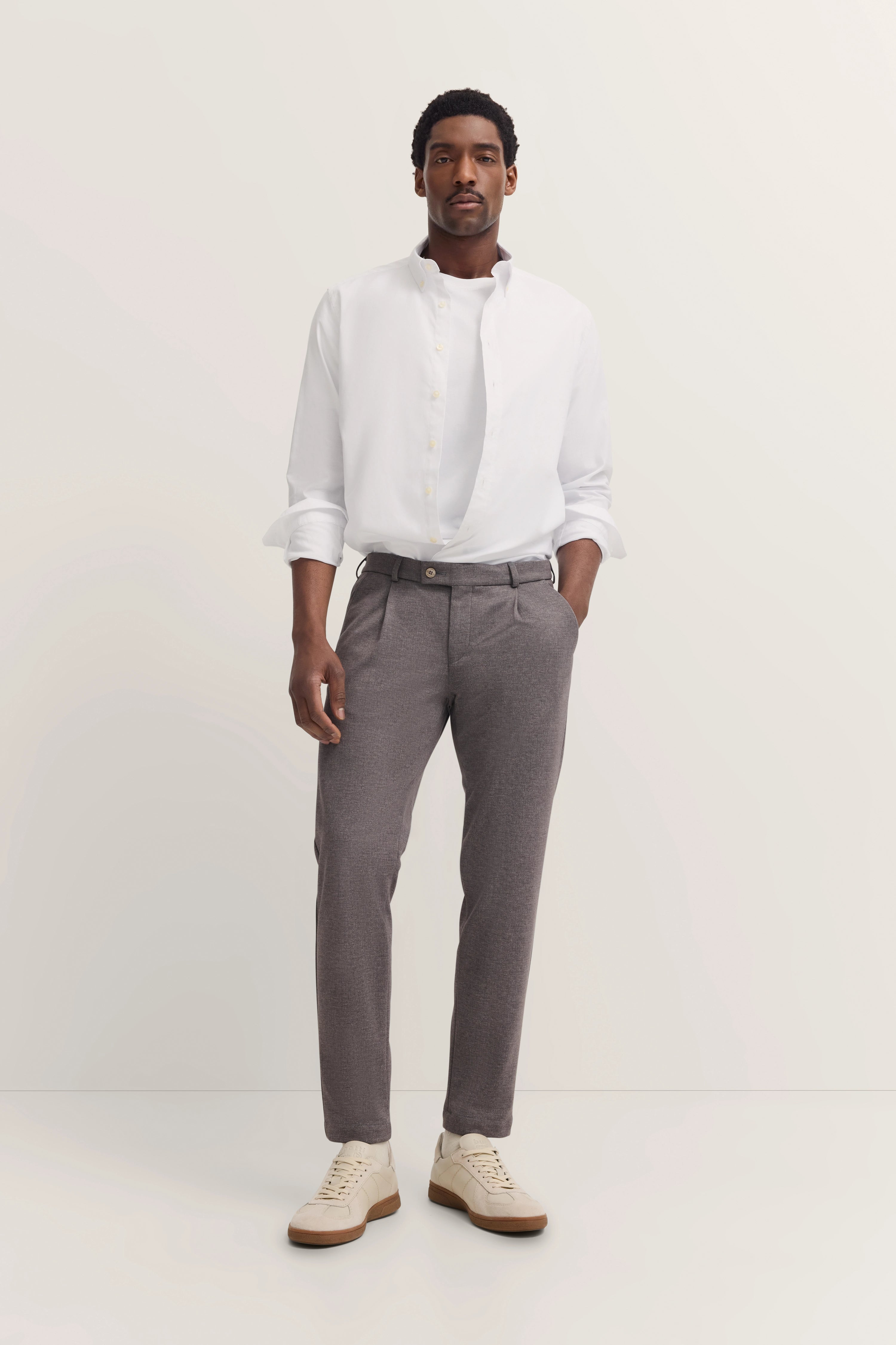 Weißes Hemd, graue Hose, beigefarbene Sneaker