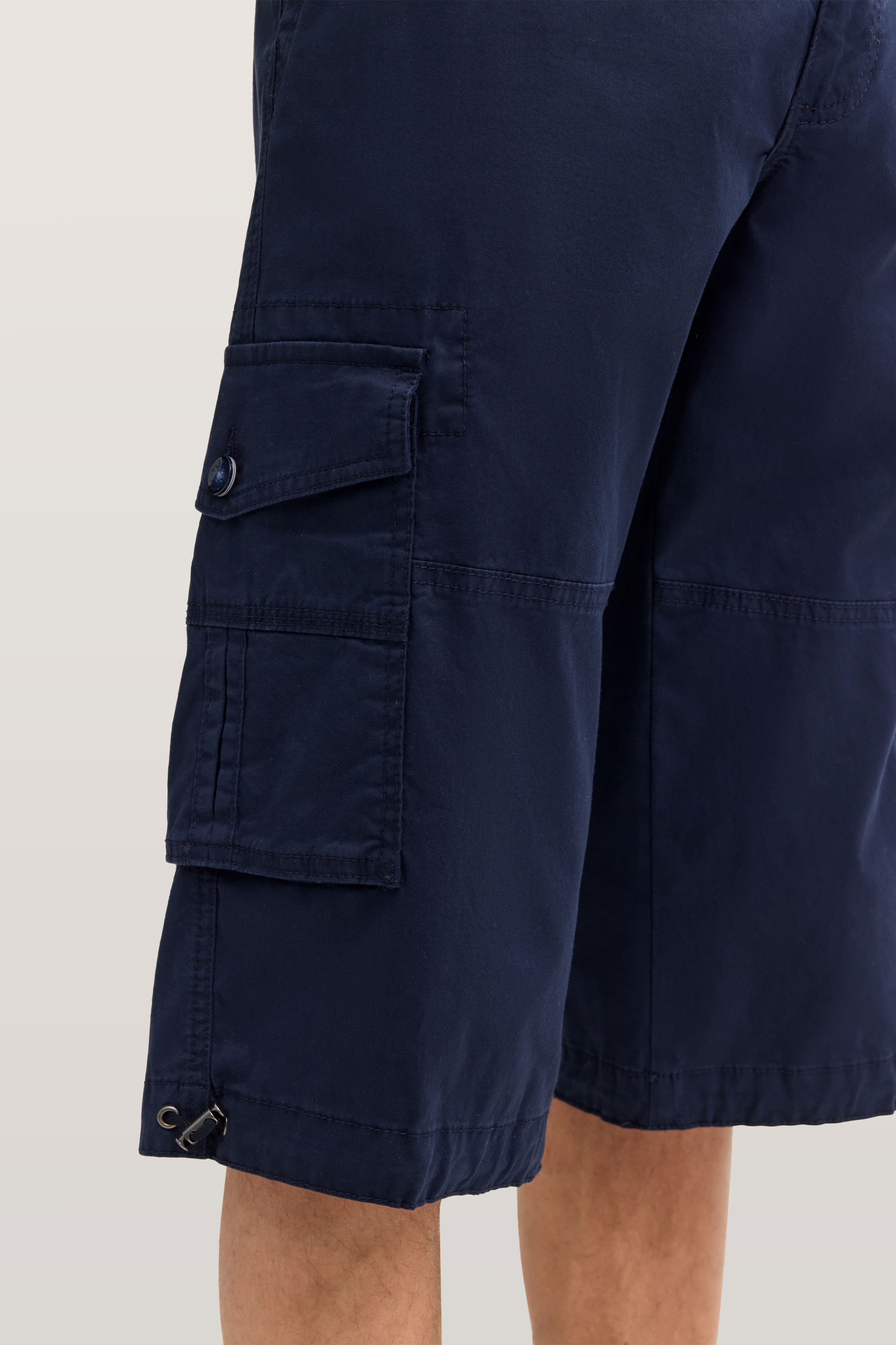 Dunkelblaue bugatti Cargo-Shorts, Detailaufnahme, legerer Stil.