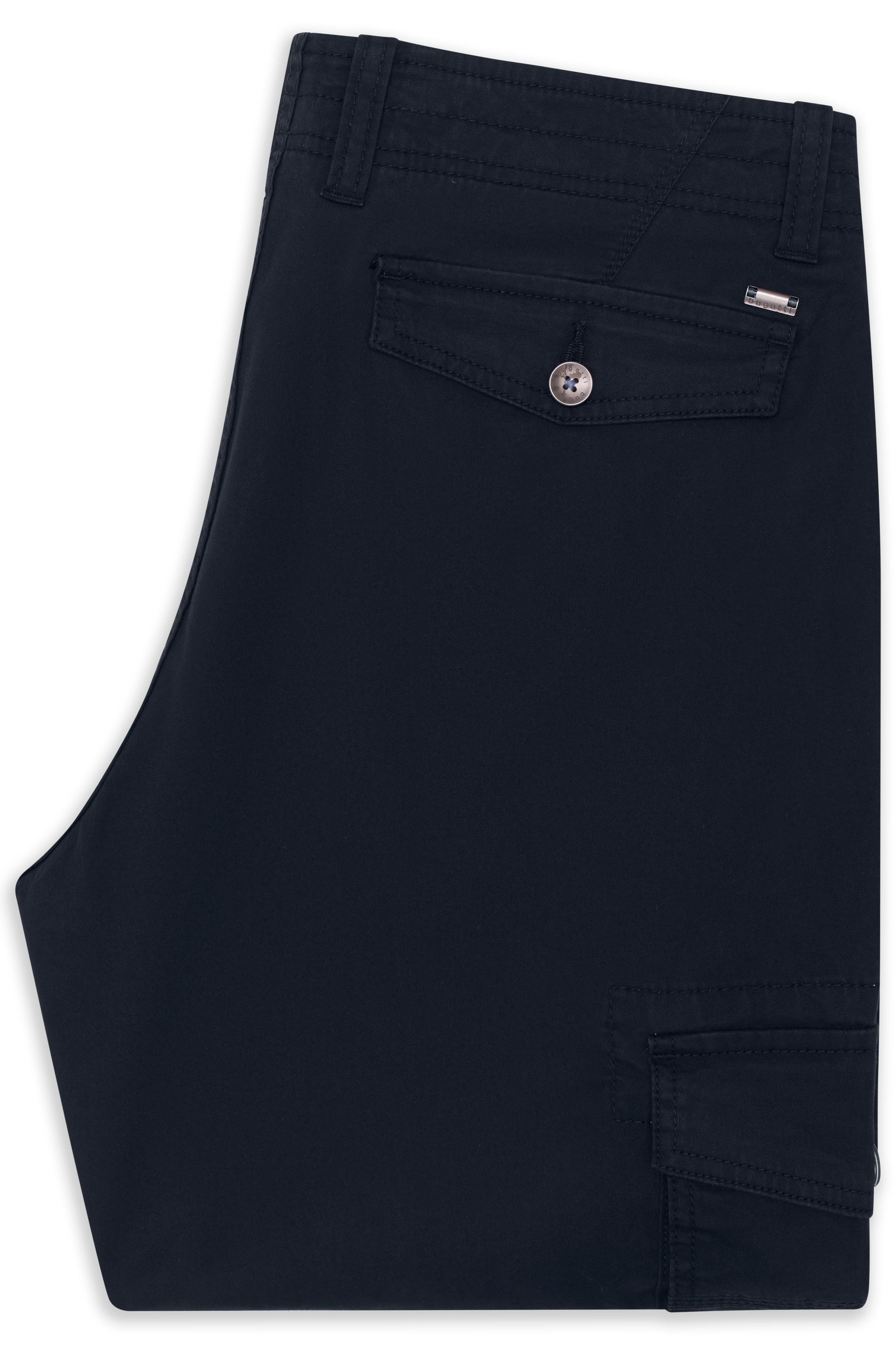 Navy blaue bugatti Hose, legeres Büstenbild, hochwertige Materialien.