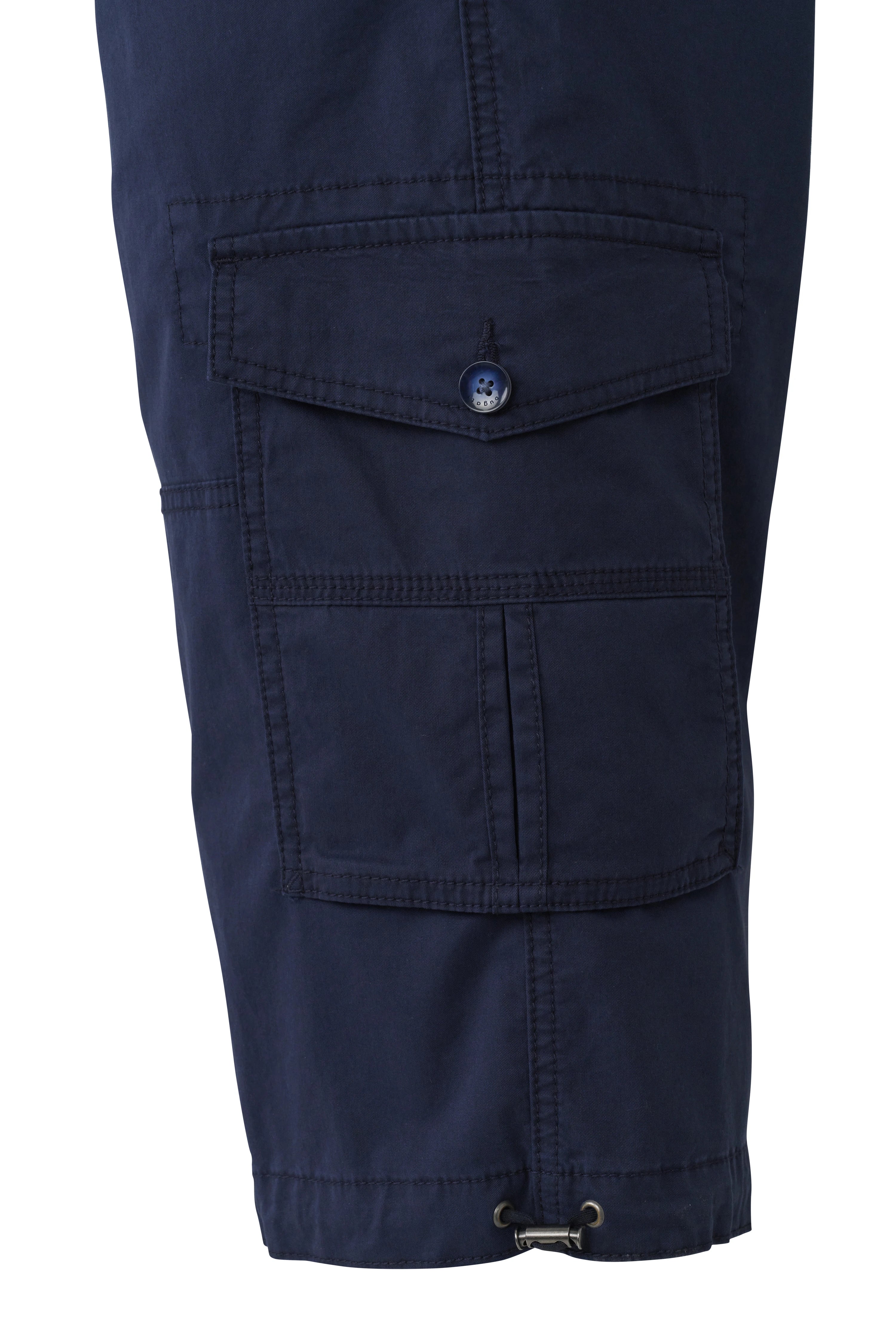 Dunkelblaue bugatti Cargoshorts mit aufgesetzter Tasche, Detailaufnahme, hochwertiges Material.
