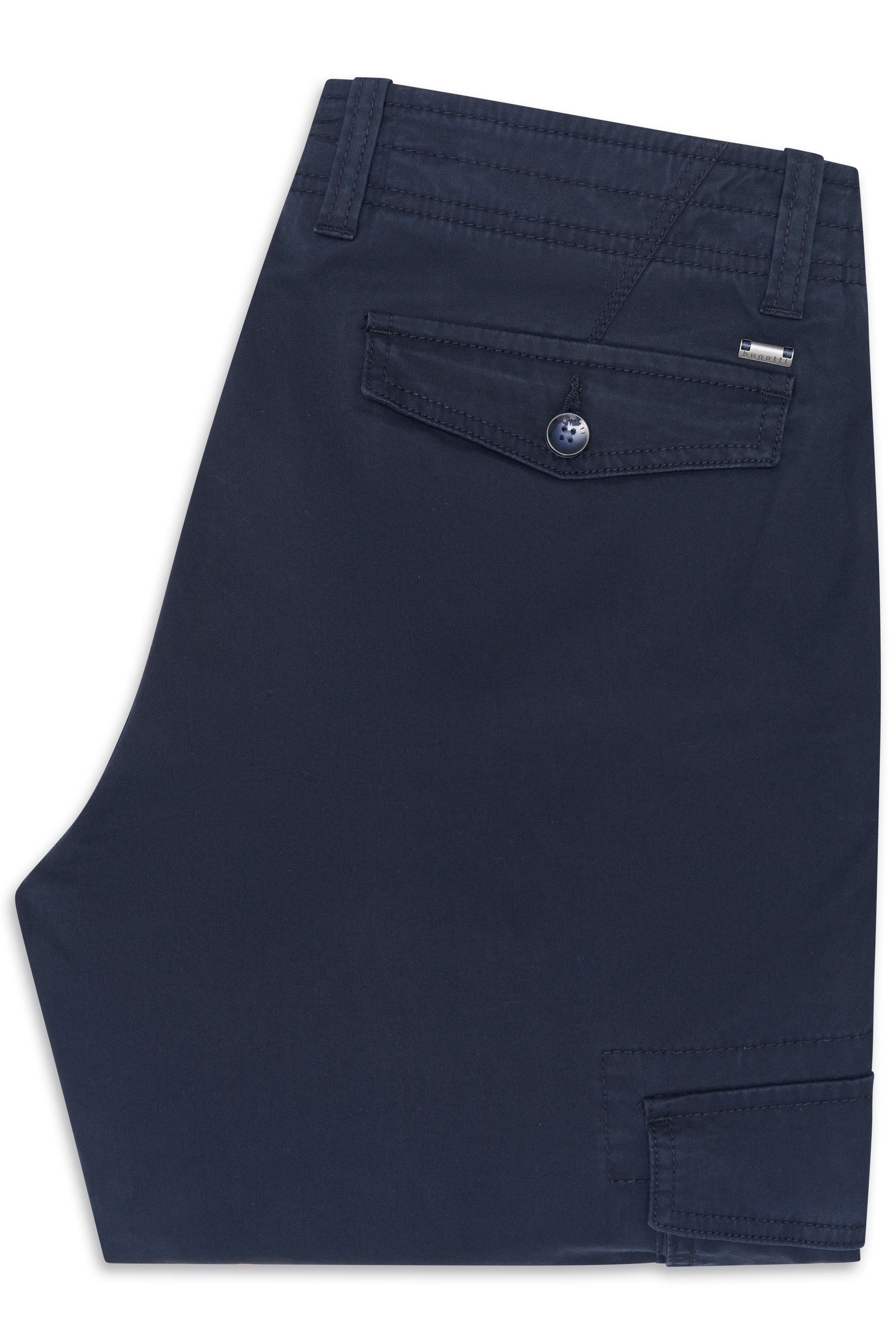 Dunkelblaue bugatti Hose, Detailaufnahme, glattes Design, elegante Taschenklappe.