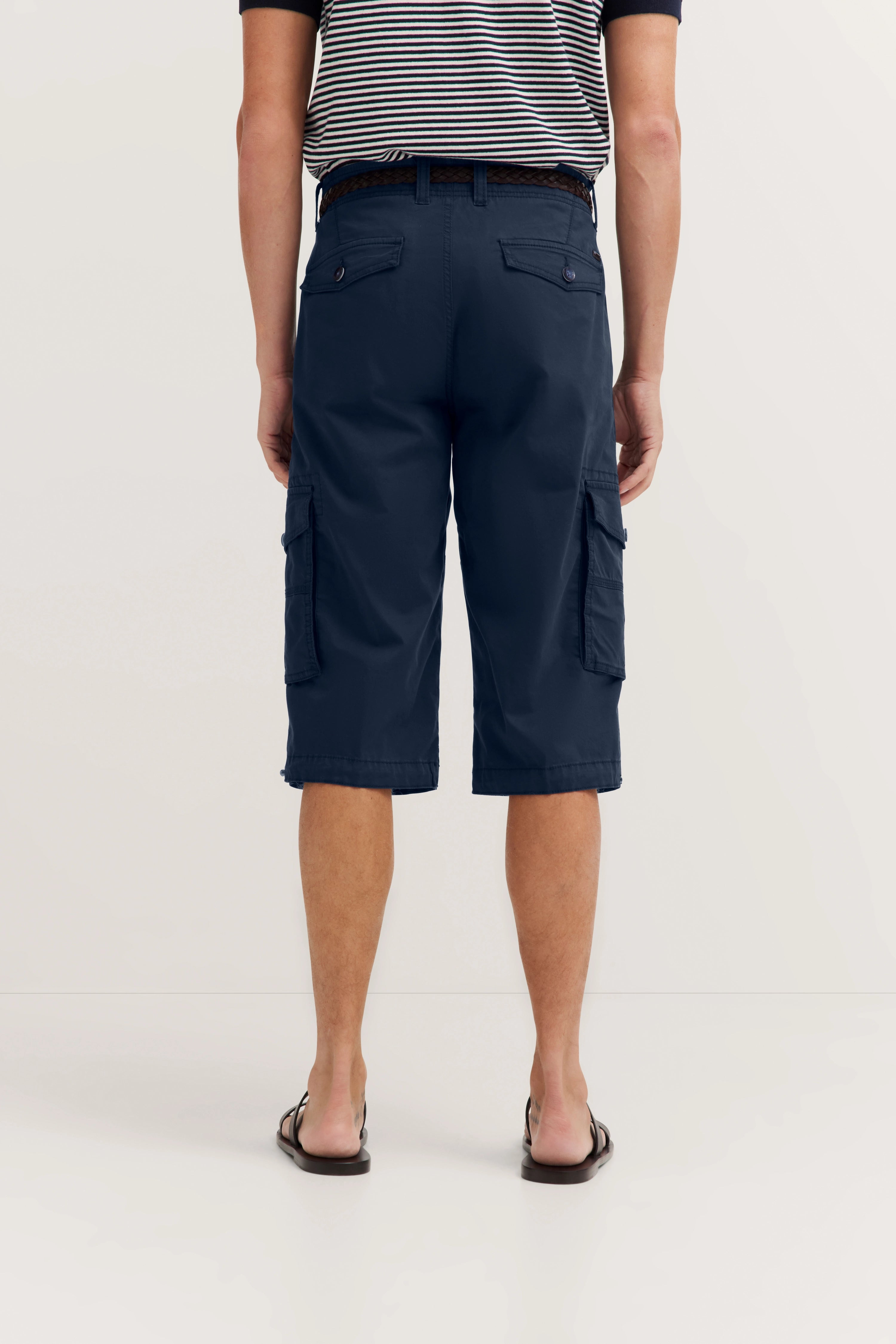 Navy Cargo-Shorts im legeren Modelbild, kombiniert mit gestreiftem Shirt und Sandalen, Rückansicht.