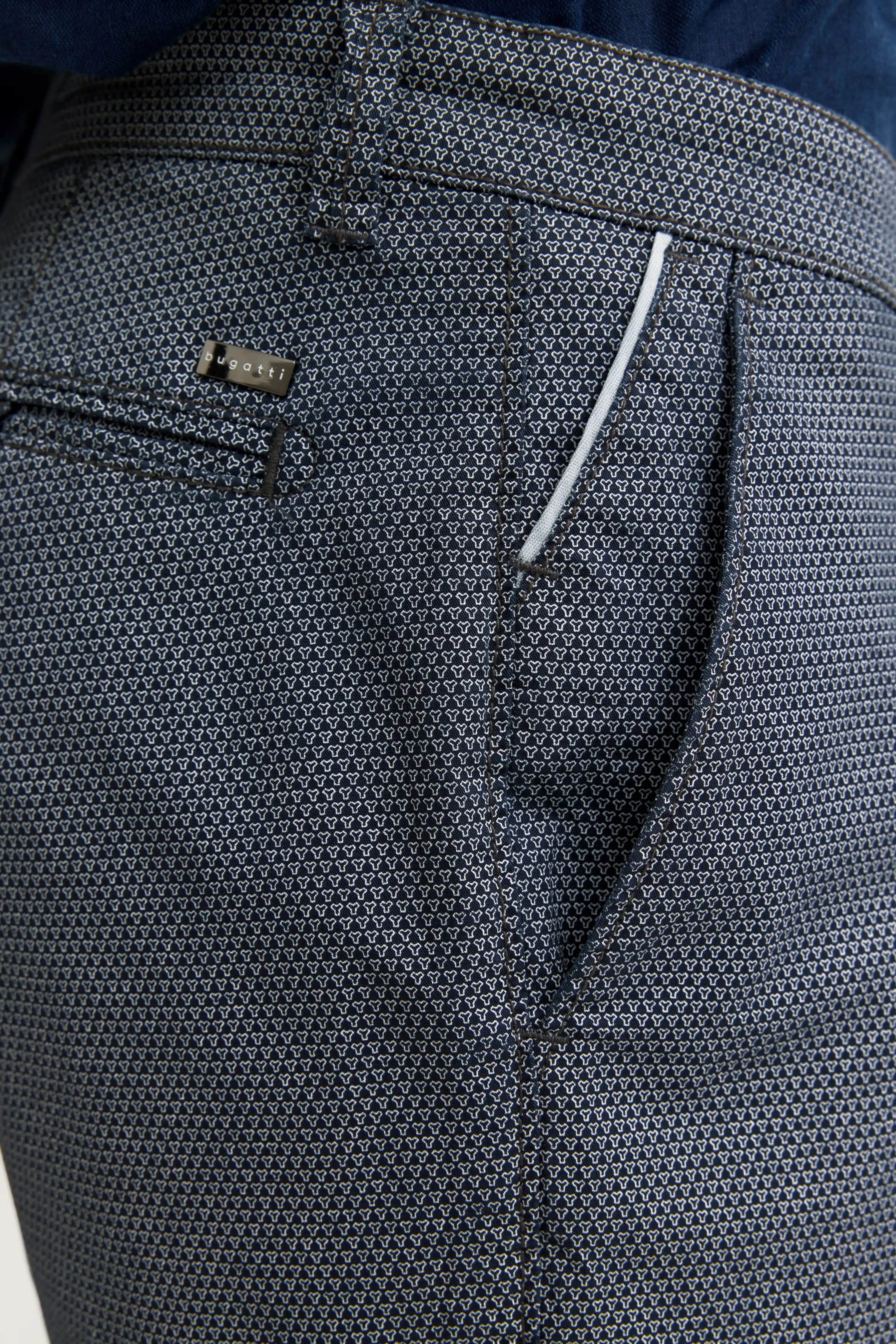 bugatti graue gemusterte Hose, Nahaufnahme, zeigt Detail der hochwertigen Verarbeitung.
