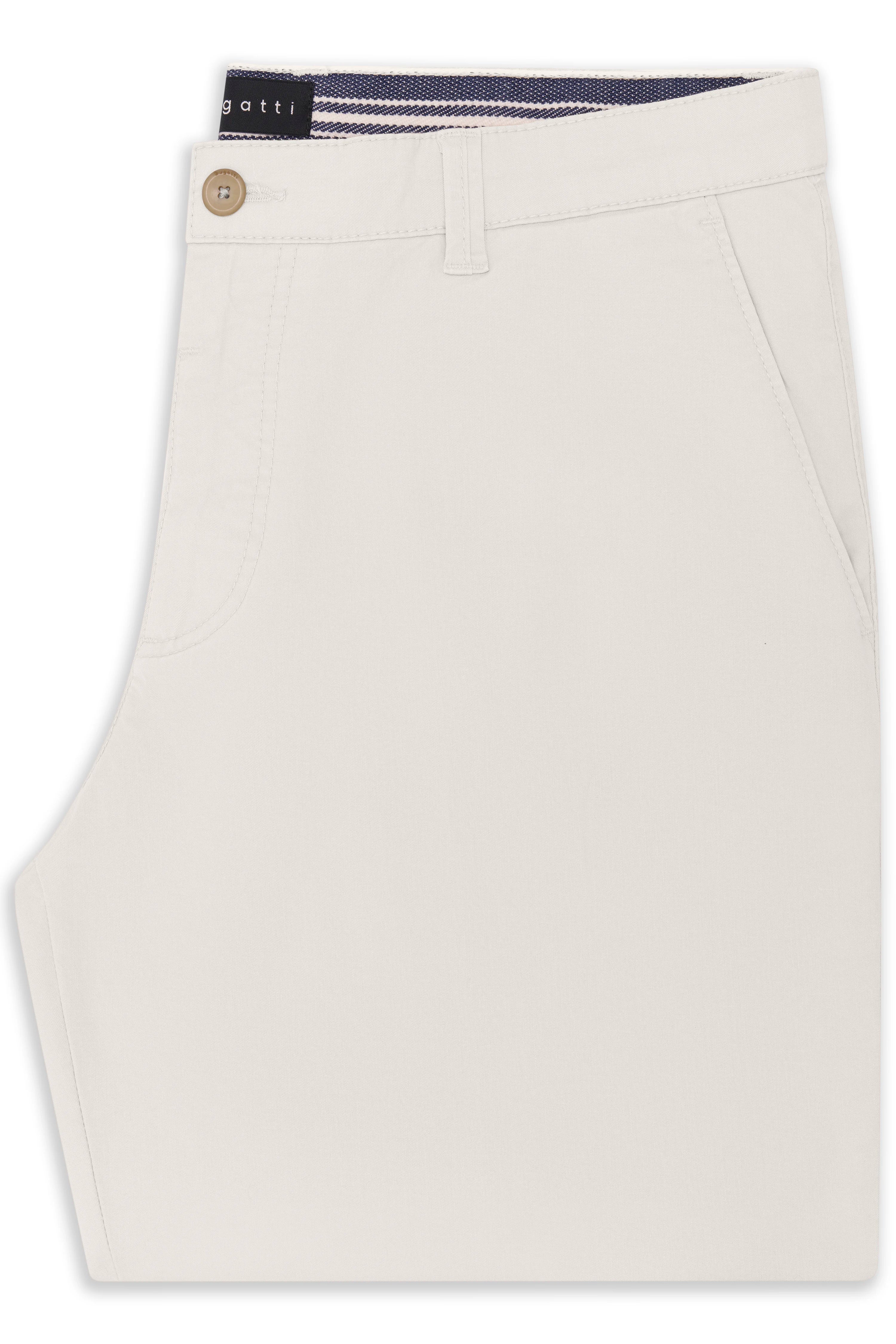 Beige bugatti Shorts, Detailansicht, mit Knopf und Gürtelschlaufen, minimalistisches Design.