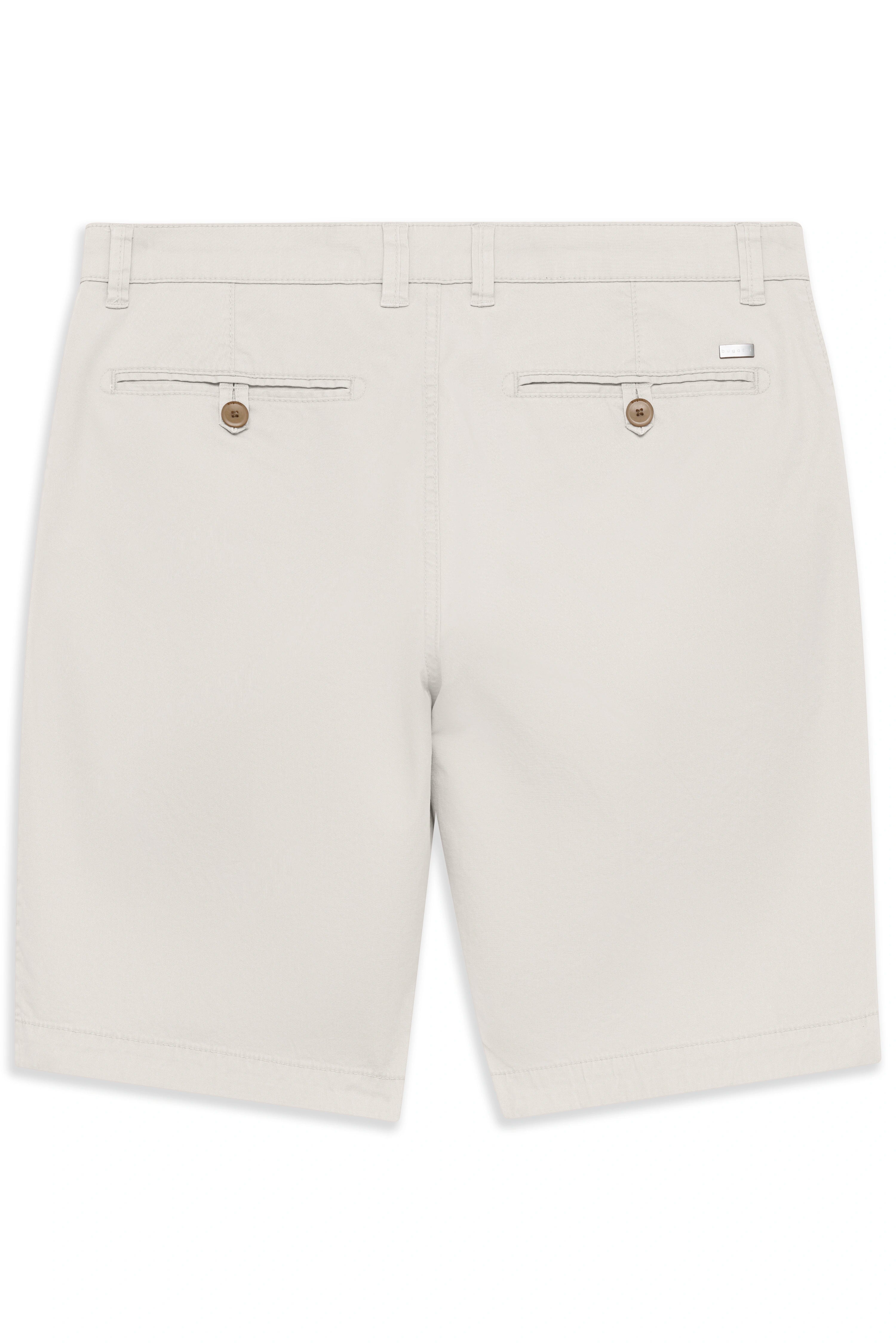 Beige bugatti Shorts, Rückansicht, mit Taschen und Knopfdetails, legeres Büstenbild.