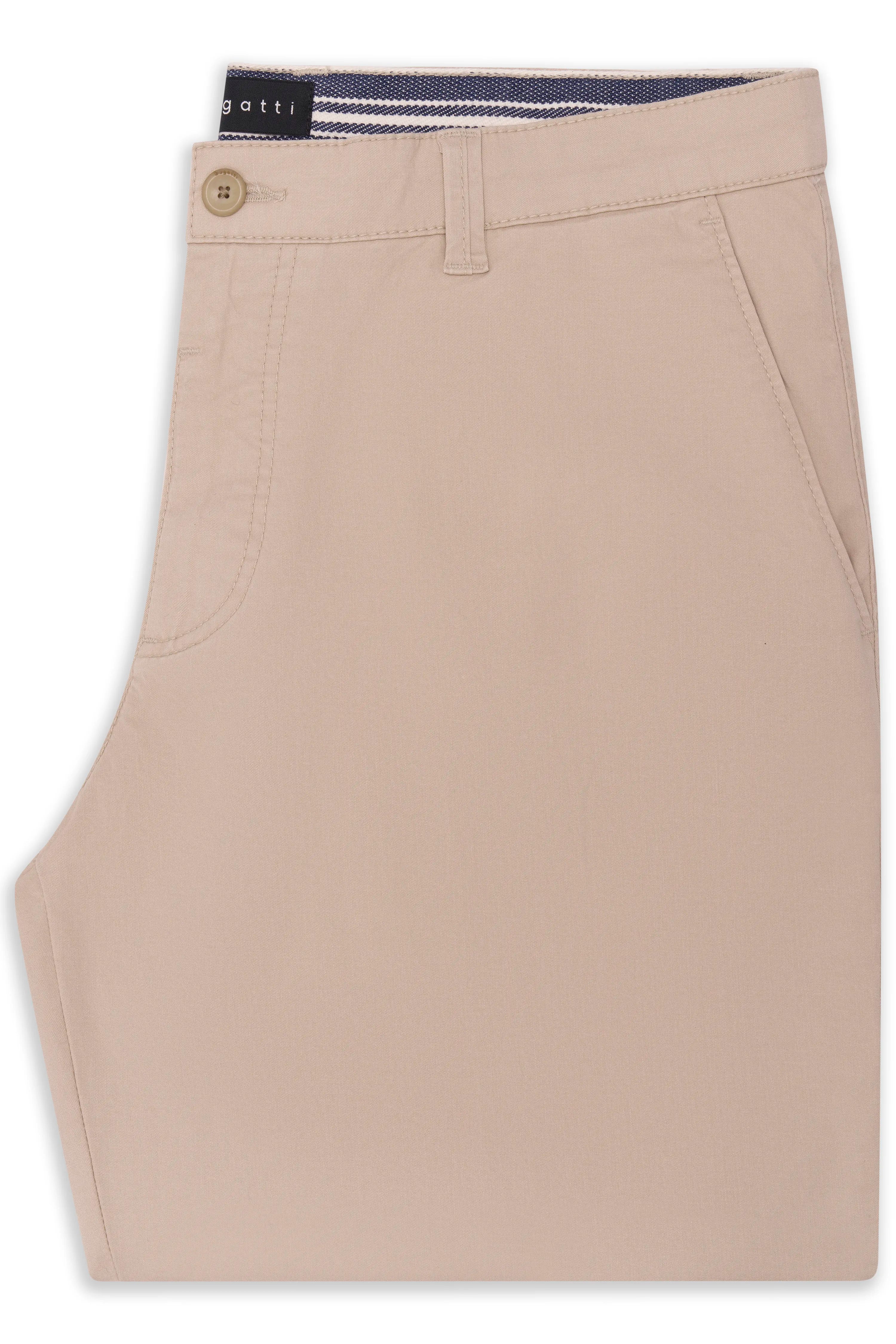 Beige bugatti Chino-Shorts im legeren Büstenbild, stilvoll und zeitlos elegant.