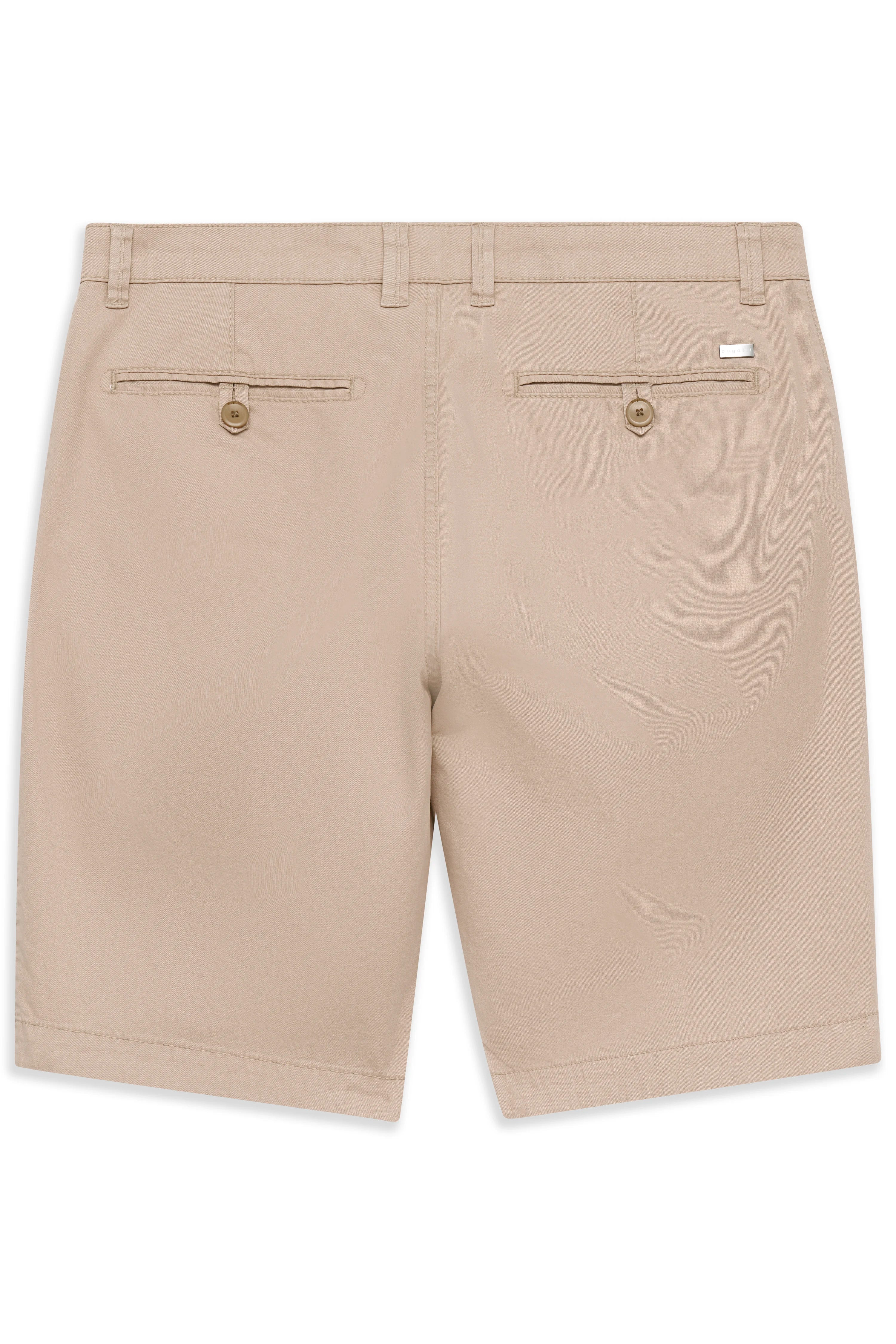 Beige bugatti Shorts, Rückansicht, Büstenbild, klassisches Design mit Knopfdetails.