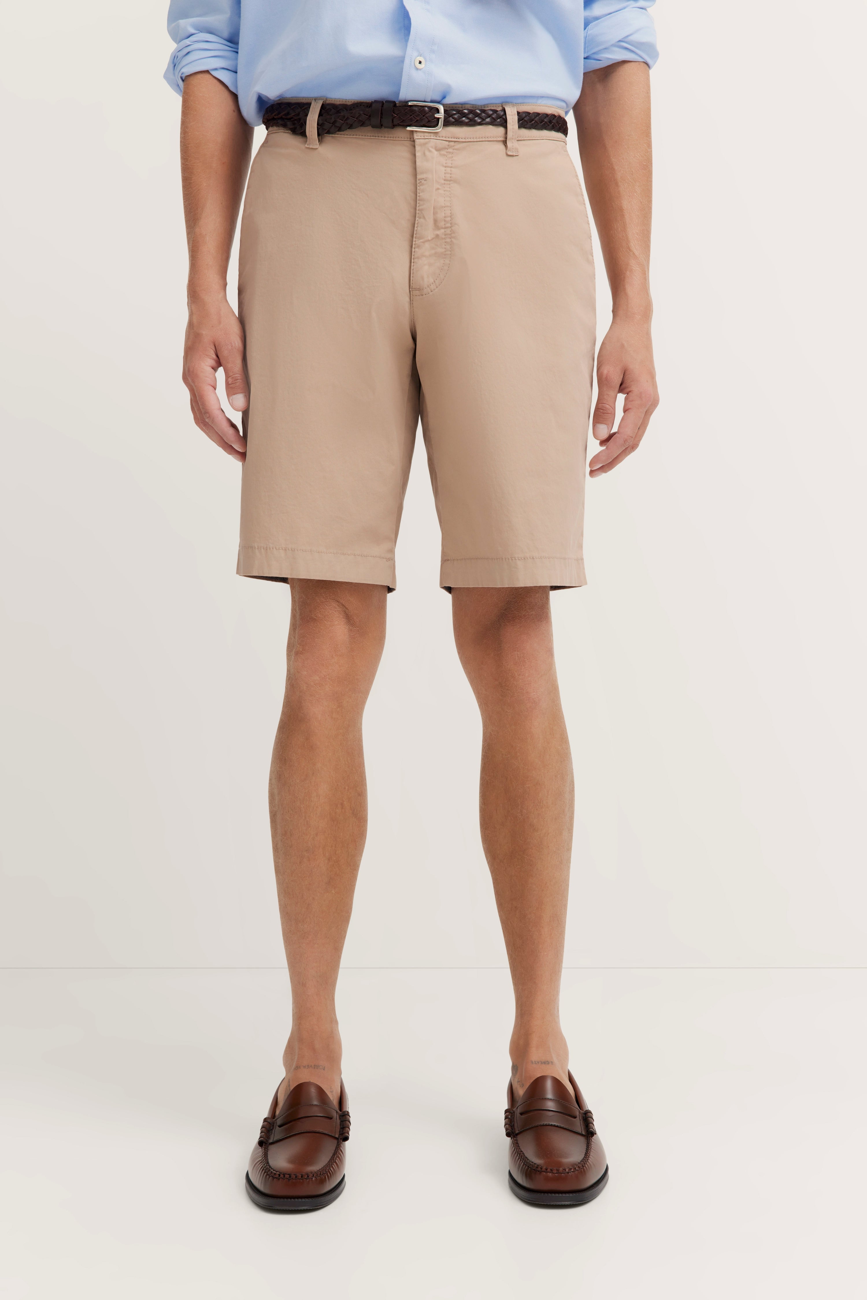 Beiges Modelbild mit Chino-Shorts, blauem Hemd, braunen Schuhen