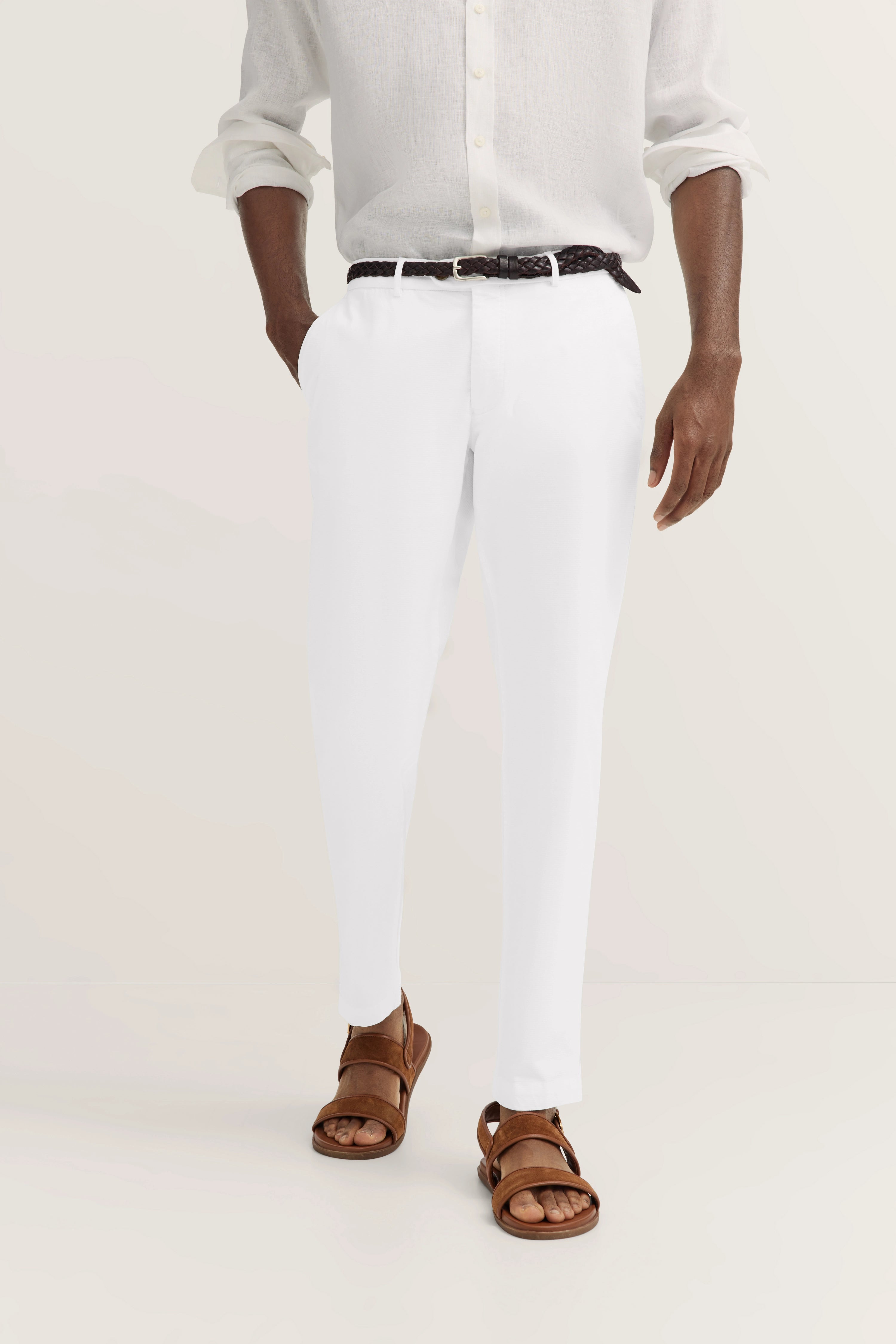 Wit linnen overhemd met witte broek en bruine riem