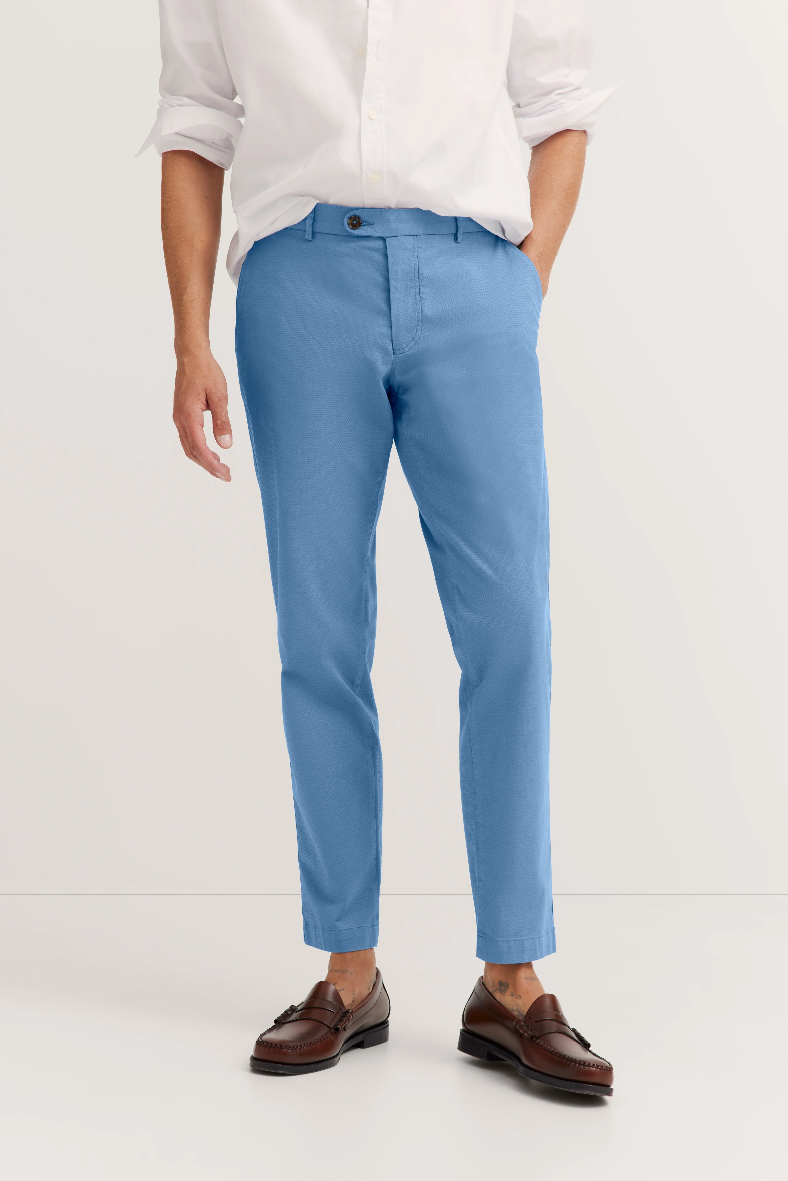 Wit overhemd, blauwe chino, bruine loafers van bugatti, geïnspireerd door Italiaanse elegantie en tijdloze schoonheid.