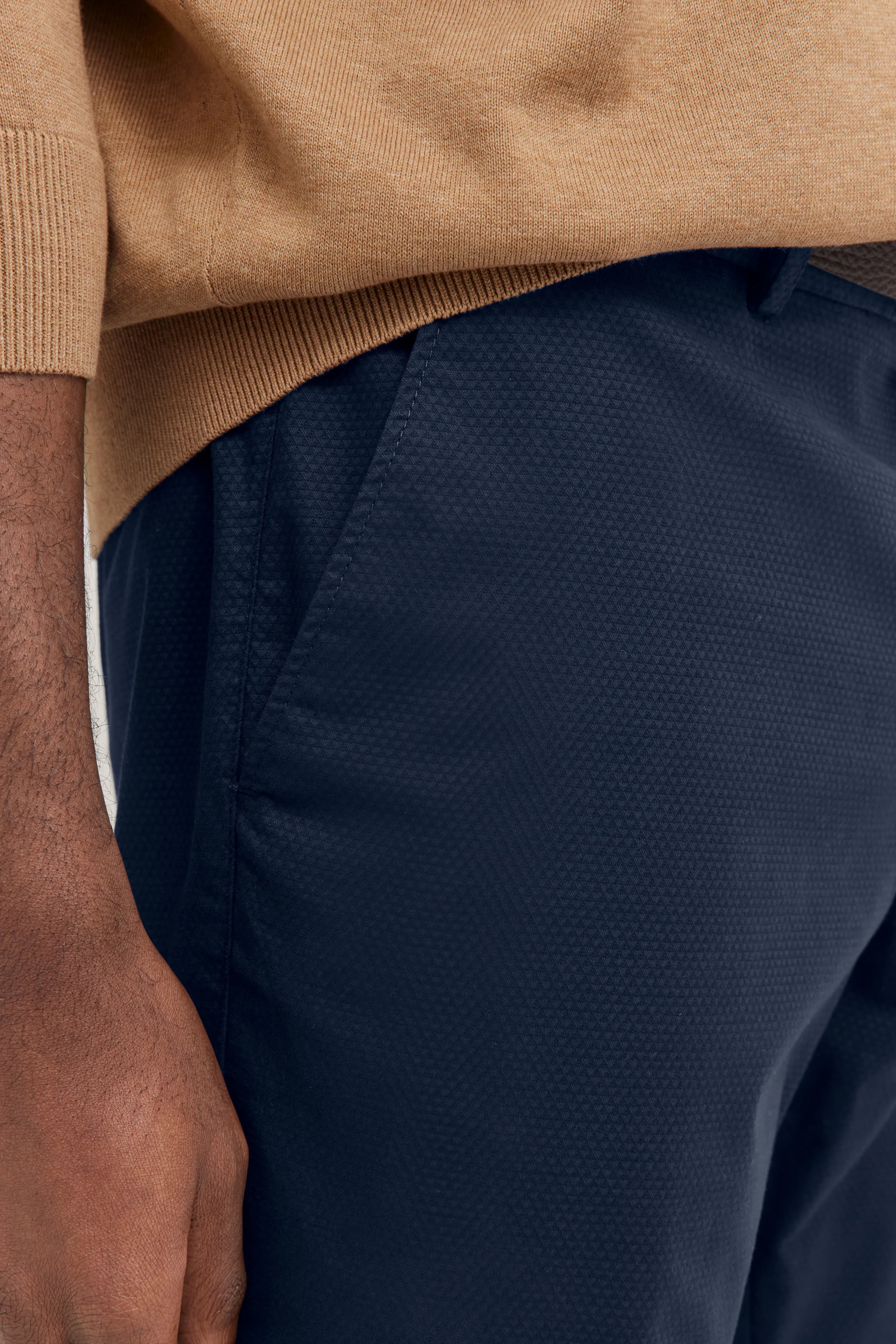 Navy Chino und beiger Pullover, Detailaufnahme, legeres Outfit von bugatti.